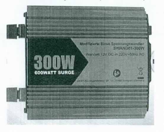 Modifizierter Sinus-Spannungswandler, SWAND01-1000W
Wechselrichter in einem Gehäuse (Abmessungen: 26 x 15 x 6,5 mm, Gewicht 2,4 kg) mit Schraub-Anschlüssen, Steckdose und zusätzlichen Schutz- und Alarmfunktionen (z.B. Überlastschutz),
zum Umwandeln einer Eingangsgleichspannung von 12 Volt in eine Ausgangswechselspannung von 230 Volt und 50 Hertz bei einer Nennleistung von 1000 W,
zur Verwendung als Spannungsversorgung bei z.B. Notstrom,
als charakterbestimmender Bestandteil in einer Warenzusammenstellung in Aufmachung für den Einzelverkauf zusammen mit Kabeln und einer Bedienungsanleitung.

Die Ware ist als "elektrischer Stromrichter, nicht von der mit Telekommunikationsgeräten oder automatischen Datenverarbeitungsmaschinen und ihren Einheiten verwendeten Art, Wechselrichter, mit einer Leistung von weniger als 7,5 kVA, nicht für zivile Luftfahrzeuge - Sinus-Spannungswandler" einzureihen.