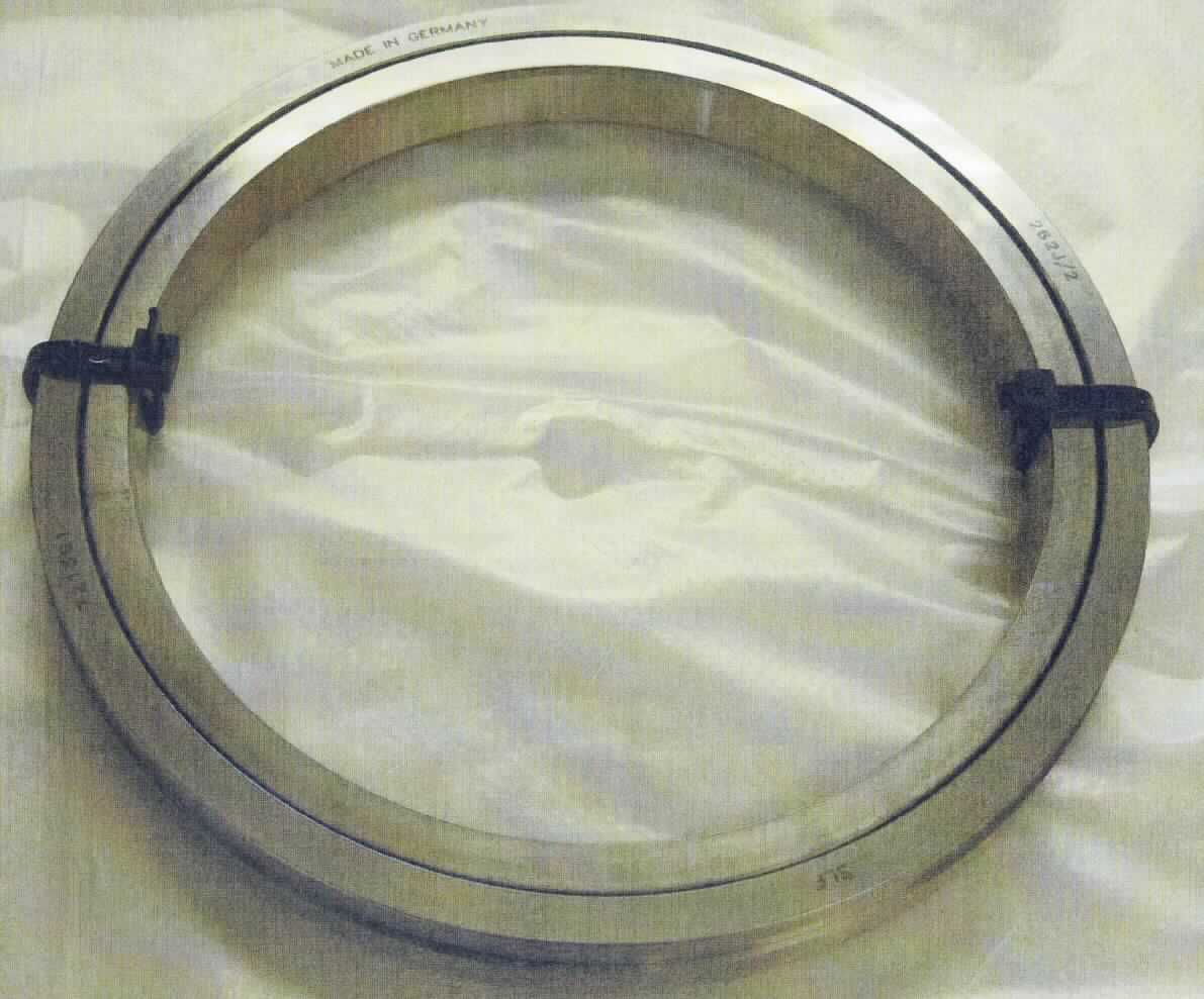 Es handelt sich gemäß Antragsangaben um ein Zylinderrollenlager, sog. "Kreuzrollenlager, Art.: SLF721301", mit einem Außen- und Innenring aus Cronidur, Wälzkörpern aus Keramik, einem Außendurchmesser von 165 mm, einem Bohrungsdurchmesser von 135 mm, einer Breite von 15 mm, einem Gewicht von 0,711 kg und 62 Rollen mit einem Durchmesser von 6 mm (Durchmesser von mehr als 5 mm, somit keine Nadellager) sowie einer Länge von 5,8 mm.

Die Ware ist als "Wälzlager, Zylinderrollenlager" einzureihen.