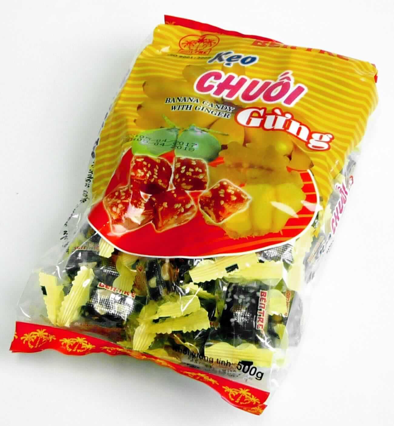 Zuckerwaren ohne Kakaogehalt; Gelee-Erzeugnisse

Bei der vorgelegten Ware handelt es sich um dunkelbraune, zähe, quaderförmige Geleebonbons (etwa 2 cm x 2 cm x 1 cm), durchsetzt mit Erdnussstückchen. Die Erzeugnisse sind einzeln in bunt bedruckter, verschweißter Kunststofffolie verpackt und in einer bunt bedruckten, transparenten Kunststofftüte zu deklarierten 500 g Nettogewicht für den Einzelverkauf aufgemacht.

Nach dem Ergebnis der Untersuchung enthält die Ware (gemäß VO (EG) Nr. 900/2008 und VO (EU) Nr. 118/2010): 
- Stärke/Glucose: 5 bis weniger als 25 GHT;
- Saccharose/Invertzucker/Isoglucose: 30 bis weniger als 50 GHT.
Milchfett und Milchprotein werden auf Grund der Zutatenliste ausgeschlossen.

Die Ware ist als Zuckerware ohne Kakaogehalt, Gelee-Erzeugnisse, in die Unterposition 1704 9065 der Kombinierten Nomenklatur einzureihen.