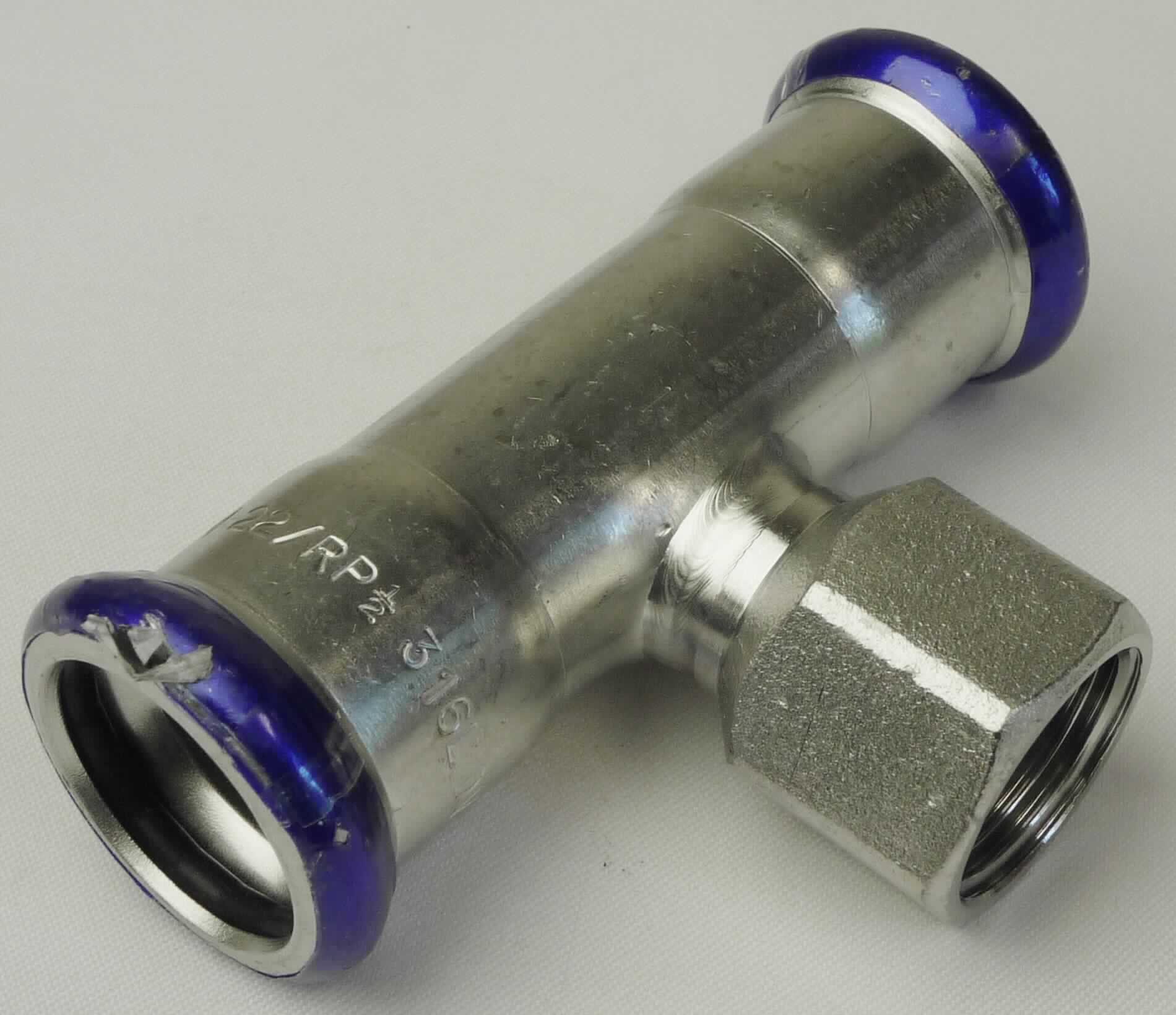 Rohrverbindungsstück aus Stahl

Bei der Ware handelt es sich um ein T-förmiges Rohrverbindungsstück aus nicht rostendem Stahl. Das Erzeugnis besitzt an zwei Enden einen Pressmuffenanschluss (22 mm) und am Abgang einen Anschluss mit Überwurfmutter (1/2"). Die Ware dient zum Verbinden von Rohren oder zum Anschluss an Apparaturen.

Die Ware ist als anderes Rohrverbindungsstück aus nicht rostendem Stahl, mit Gewinde, in den TARIC-Code 7307 2910 90 einzureihen.