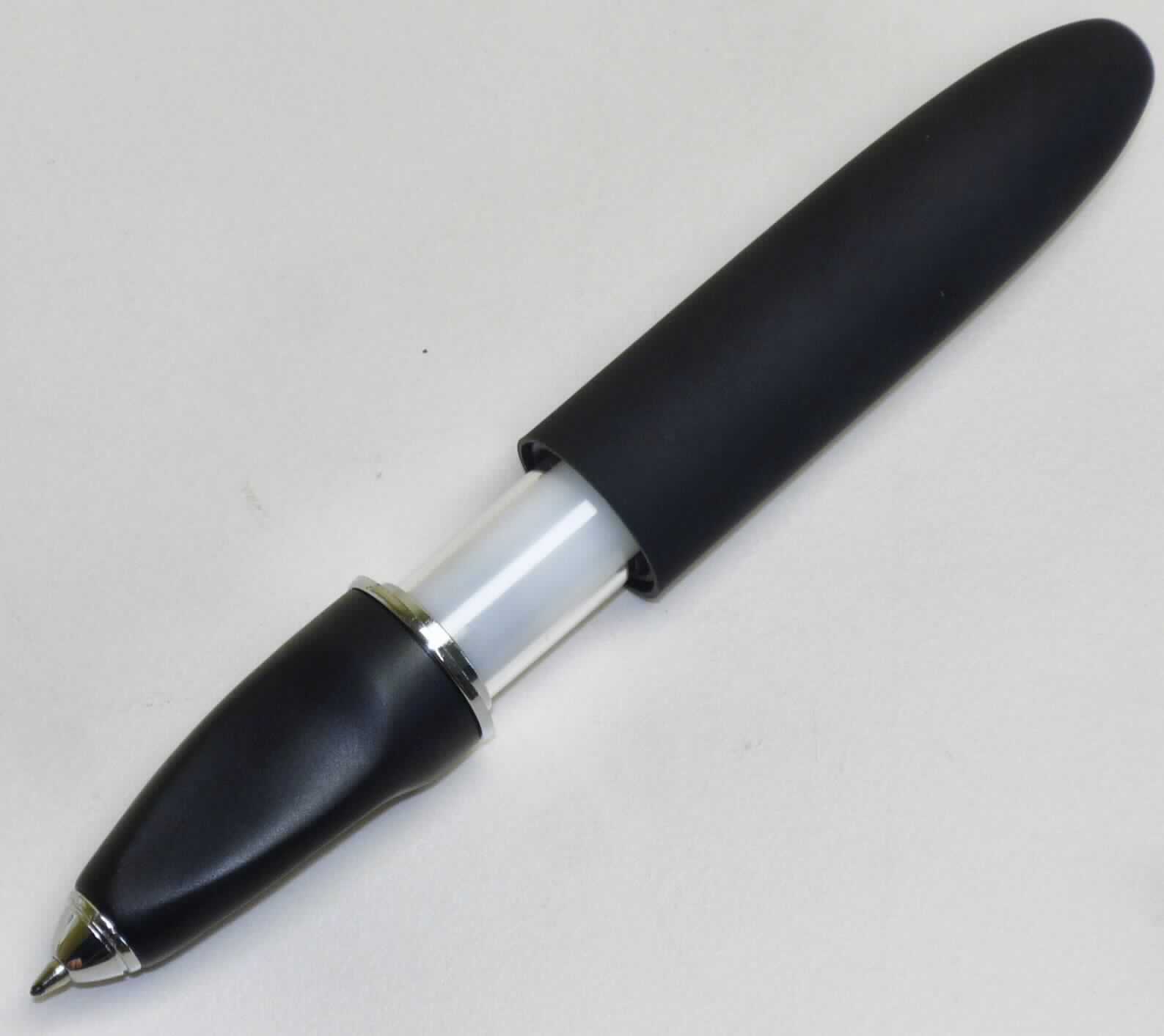 Es handelt sich um einen Kugelschreiber, sog. "Pocket Pen mit Gelmine", im Wesentlichen bestehend aus einem schwarz-silberfarbenen, mehrteiligen, aufschraubbaren Gehäuse, das eine auswechselbare Mine mit schwarzer Schreibpaste (pastöse Schreibflüssigkeit, keine flüssige Tinte) sowie Schreibspitze mit Schreibkugel umschließt. 
Das ca. 11 cm lange, im Durchmesser ca. 2 cm große Gehäuse ist mit einem Zugmechanismus zum Ausfahren der Mine und im vorderen Bereich mit ergonomischen Halteflächen versehen.

Die Ware ist in einer Kunststoffaufmachung verpackt.

Das Schreibgerät ist als "Kugelschreiber, nicht mit flüssiger Tinte, mit auswechselbarer Mine" einzureihen.