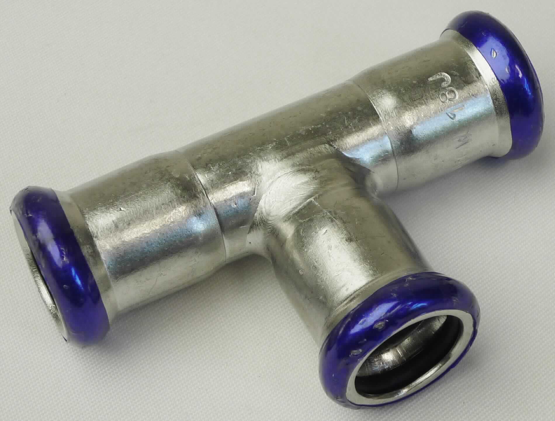 Rohrverbindungsstück aus Stahl

Bei der Ware handelt es sich um ein T-förmiges Rohrverbindungsstück aus nicht rostendem Stahl. Das Erzeugnis besitzt an allen Enden einen Pressmuffenanschluss (18 mm). Die Ware dient zum Verbinden von Rohren oder zum Anschluss an Apparaturen.

Die Ware ist als anderes Rohrverbindungsstück aus nicht rostendem Stahl, anderes, in den TARIC-Code 7307 2980 90 einzureihen.
