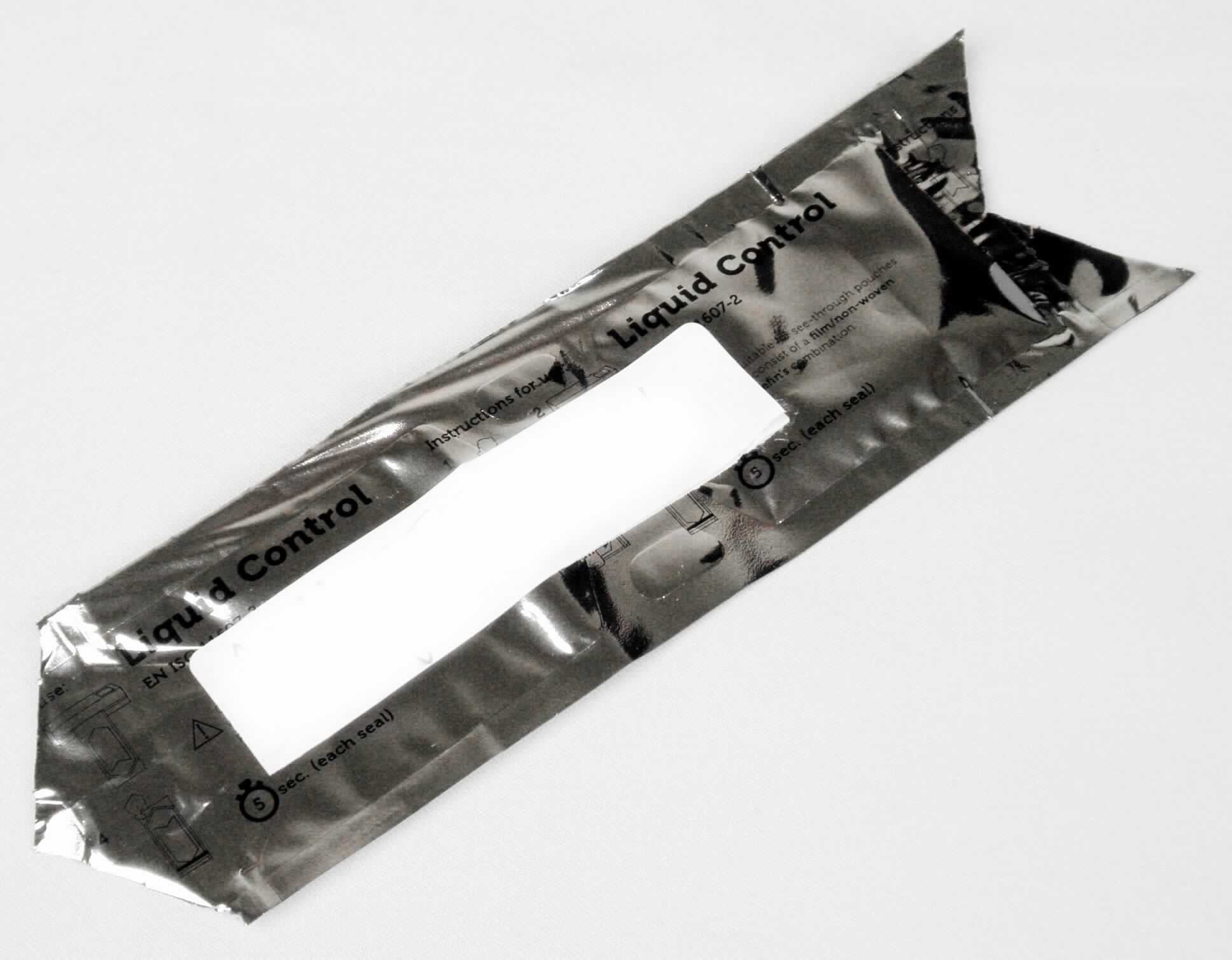 Angaben: 
Siegelnahtdichtigkeitstest "Liquid Control", Einwegtintenbeutel, DIN EN ISO 11607, für Klarsichtverpackungen aus Polyolefinen (Tyvek) und Folie; zeigt Kanäle und Fehlstellen in Siegelnähten durch Eindringen der Prüftinte an.

Warenbeschreibung:
Pinkfarbene Flüssigkeit, in einem silbernen Einwegbeutel u.a. mit der Aufschrift "Liquid Control" und einer aufgedruckten Gebrauchsanleitung.

Befund:
Färbemittel, in Formen oder Packungen für den Einzelverkauf.