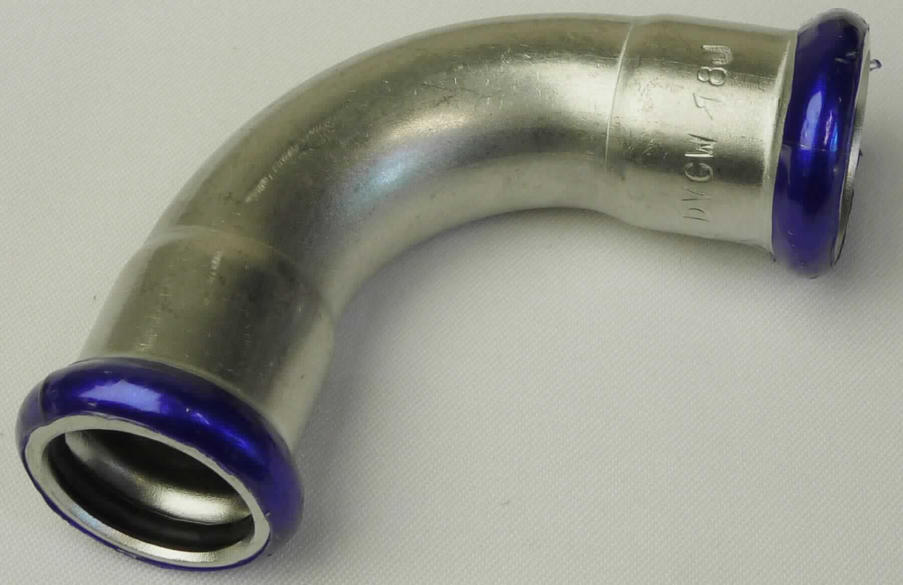 Rohrverbindungsstück aus Stahl

Bei der Ware handelt es sich um ein um 90° gebogenes Rohrverbindungsstück aus nicht rostendem Stahl. Das Erzeugnis besitzt an beiden Enden einen Pressmuffenanschluss (18 mm). Die Ware dient zum Verbinden von Rohren oder zum Anschluss an Apparaturen.

Die Ware ist als anderes Rohrverbindungsstück aus nicht rostendem Stahl, anderes, in den TARIC-Code 7307 2980 90 einzureihen.