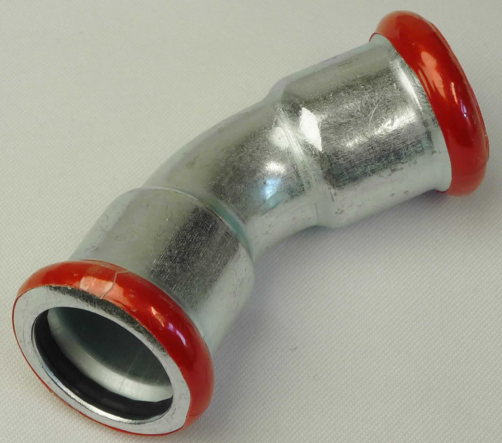 Rohrverbindungsstück aus Stahl

Bei der Ware handelt es sich um ein um 45° gebogenes Rohrverbindungsstück aus anderem als nicht rostendem Stahl (C-Stahl). Das Erzeugnis besitzt an beiden Enden einen Pressmuffenanschluss (18 mm). Die Ware dient zum Verbinden von Rohren oder zum Anschluss an Apparaturen.

Die Ware ist als anderes Rohrverbindungsstück aus anderem als nicht rostendem Stahl, anderes, mit einem größten äußeren Durchmesser von 609,6 mm oder weniger, in den TARIC-Code 7307 9980 92 einzureihen.