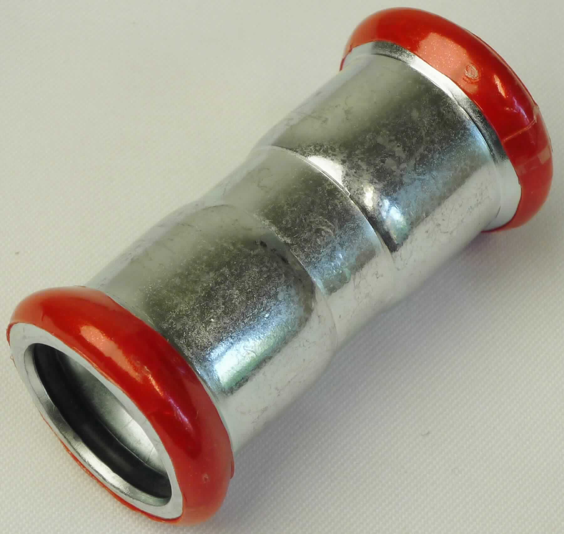 Rohrverbindungsstück aus Stahl

Bei der Ware handelt es sich um ein Rohrverbindungsstück aus anderem als nicht rostendem Stahl (C-Stahl). Das Erzeugnis besitzt an beiden Enden einen Pressmuffenanschluss (18 mm). Die Ware dient zum Verbinden von Rohren oder zum Anschluss an Apparaturen.

Die Ware ist als anderes Rohrverbindungsstück aus anderem als nicht rostendem Stahl, anderes, mit einem größten äußeren Durchmesser von 609,6 mm oder weniger, in den TARIC-Code 7307 9980 92 einzureihen.