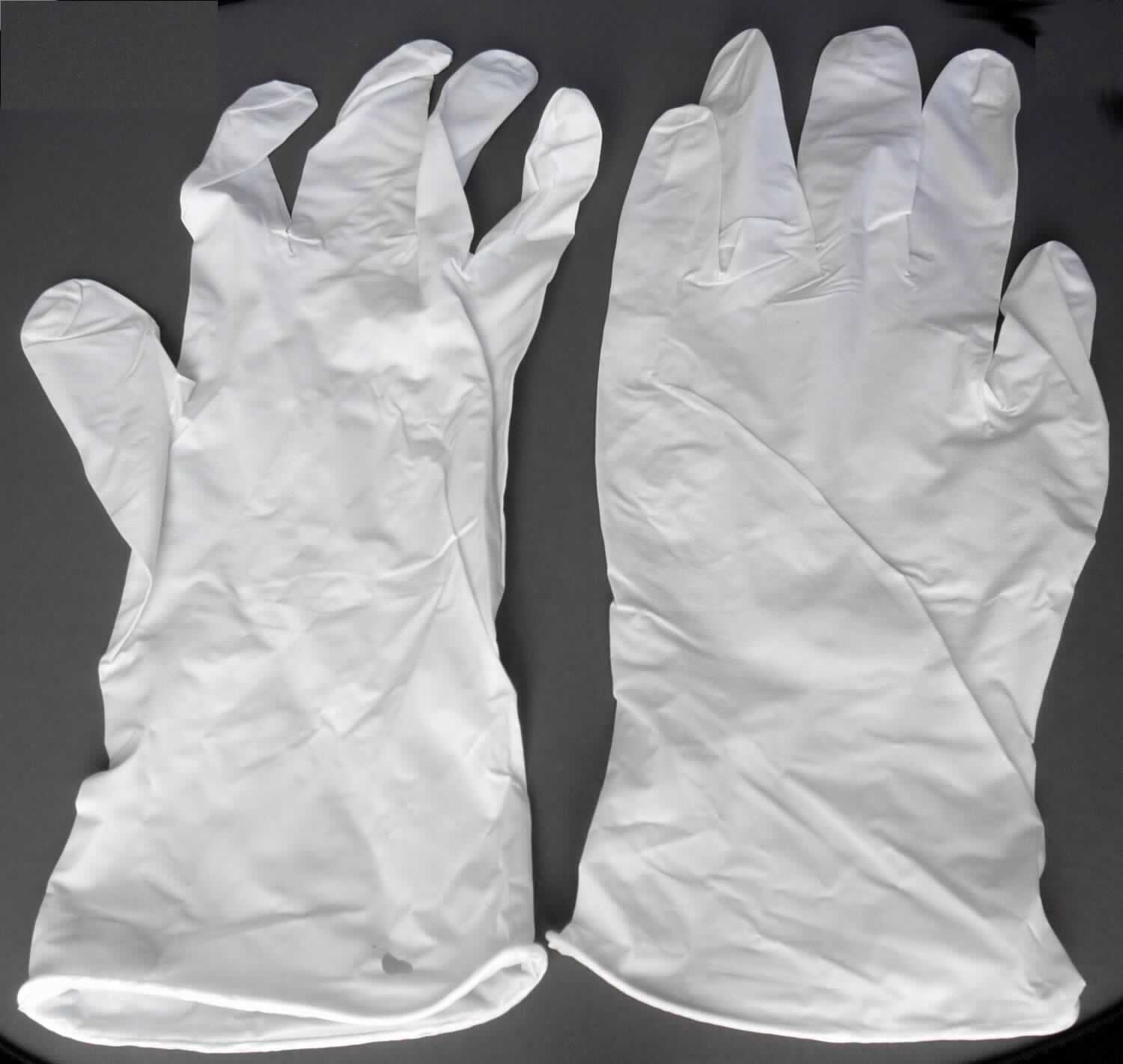 Angaben des Antragstellers:
Einmalhandschuhe aus Latex oder Nitril in Materialstärken von 0,125 mm, 0,08 mm und 0,2 mm; beidseitig tragbar; verpackt in einer Papp-Spenderbox zu 100 Stück.

Untersuchungsergebnisse an Warenmustern:
Handschuhe aus einem weißen, elastischen Material.

Befund:
Es liegen Handschuhe aus Weichkautschuk im Sinne der Unterposition 4015 1900 vor.