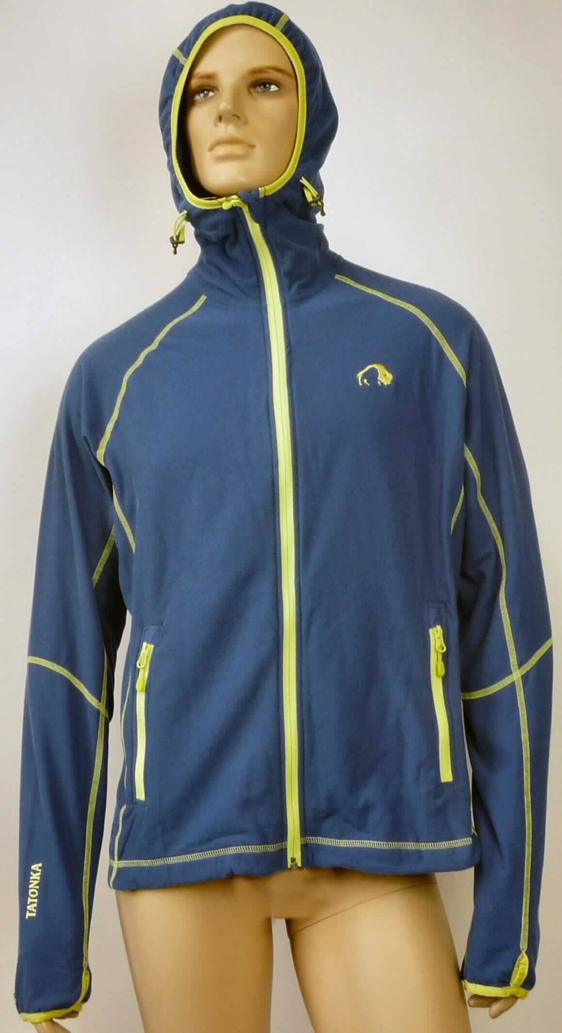 Blouson, sog. leichte Kapuzenjacke für Männer, Artikel L354 Granada M`s Jacket, Größe L, Foto siehe Anlage,
- aus etwa 1,2 mm dicken, einfarbigen, einseitig (Innenseite) gerauten Gewirken aus synthetischen Chemie-
  fasern (laut Antrag 89% Polyester und 11% Elasthan (Elastomergarne)),
- ungefüttert,
- über die Taille reichend (Rückenlänge: etwa 73 cm), 
- mit einer Kapuze, 
- vorn mit einer durchgehenden Öffnung mit einem bis an den Kapuzenrand reichenden Reißverschluss,
  am Kapuzenrand mit einer kurzen Überlappung von links über rechts (Männerkleidung),
- mit langen Ärmeln, die über den unteren Rand des Kleidungsstücks hinausreichen; an den Ärmelenden
  elastisch verengt,
- an den Ärmelenden und am Kapuzenrand mit kontrastfarbenen Gewebestreifen eingefasst,
- am rechten Ärmel mit einem Schriftzug, in Brusthöhe mit einem Firmenlogo bedruckt,
- mit zwei eingesetzten Taschen unterhalb der Taille,
- am Kapuzenrand sowie am unteren Rand mit einem Tunnelzug zu verengen.

"Blouson, aus Gewirken, für Männer, aus Chemiefasern"