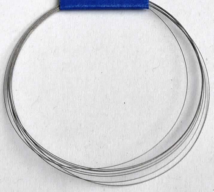 "Galvanisierter Diamantdraht"; es handelt sich um ein Erzeugnis aus Stahldraht mit einem Überzug aus Nickel und Diamantkörnchen (Gesamtdurchmesser 140 µm). Der Draht wird nach Einspannen in eine Maschine (nicht Gegenstand der vZTA) zum Sägen von Siliziumblöcken genutzt.
-Antragstellerangaben- 

Derartige Erzeugnisse gehören als "andere Sägeblätter für die Bearbeitung anderer Stoffe, mit arbeitendem Teil aus Edelsteinen auf einem Träger aus unedlem Metall" zur Codenummer 8202 9980 00 0 des Elektronischen Zolltarifs.