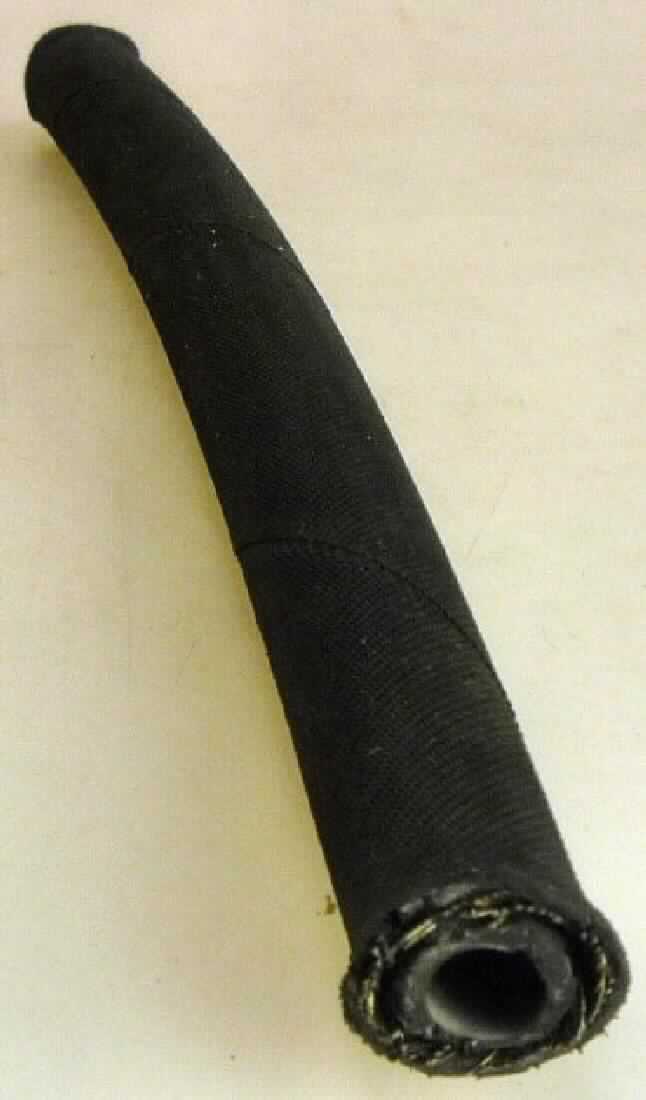 Angaben des Antragstellers:
Gummi-Hochdruckschlauch mit hochfestem Stahldrahtgeflecht als Druckträger

Feststellungen an einem Warenmuster:
Schwarzer Schlauch aus Kautschuk mit einem Außendurchmesser von ca. 1,6 cm und einem Innendurchmesser von ca. 0,7 cm. Der Schlauch ist in der Mitte mit einem Drahtgeflecht verstärkt.

Befund:
Schlauch aus Weichkautschuk, mit Metall verstärkt, ohne Formstücke, Verschlussstücke oder Verbindungsstücke