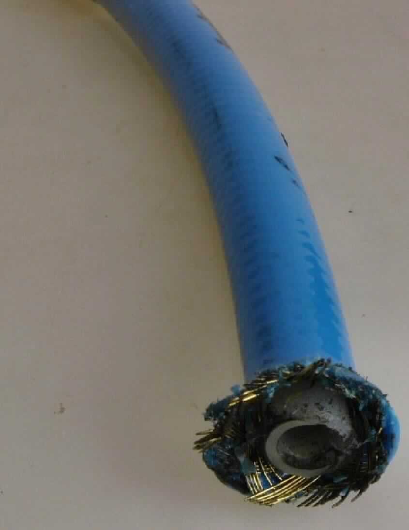Angaben des Antragstellers:
Farbspritzschlauch aus Polyamid mit Stahldrahtgeflecht und Polyurethanaußendecke (Betriebsdruck 310 bar bzw. 31 MPa)

Untersuchungsergebnis an einem Warenmuster:
Blauer, flexibler Schlauch (Außendurchmesser: ca. 12 mm) bestehend aus einem  transparenten Innenschlauch aus Polyamid, mit einer Metallgeflechtverstärkung und einer äußeren blauen Umhüllung.

Befund:
Biegsamer Schlauch aus Kunststoff (Innenschlauch), der einem Druck von 27,6 MPa oder mehr standhält.