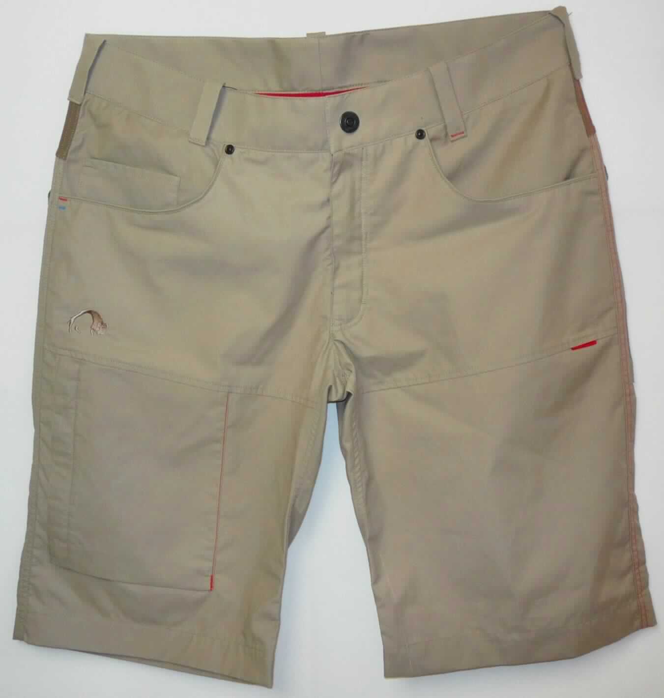 Kurze Hose, sog. kurze Hose f. Männer L340 Davis M's Shorts, Größe 52, Foto siehe Anlage,
- aus verschiedenen, bis zu 0,8 mm dicken, einfarbigen Geweben aus laut Antrag 50 % Polyamid 
  (synthetische Chemiefasern) und 50 % Baumwolle,
- in der Taille abschließend, mit einem angesetzten Taillenbund mit Gürtelschlaufen,
- vorn mit einer Öffnung mit Reißverschluss, verdeckt von einer Patte von links über rechts (Männerkleidung), 
  die im Bund mit einem Knopf geschlossen wird,
- vorn mit zwei Eingriffstaschen sowie einer Beintasche mit Reißverschluss, mit zwei aufgesetzten
  Gesäßtaschen mit Patten und Klettverschlüssen,
- mit kurzen Hosenbeinen, die nicht die Knie bedecken (Seitenlänge: ca. 58 cm),
- an den Beinabschlüssen durch Umschlagen und Festnähen gesäumt.

"Kurze Hose, aus Geweben, für Männer, aus synthetischen Chemiefasern"