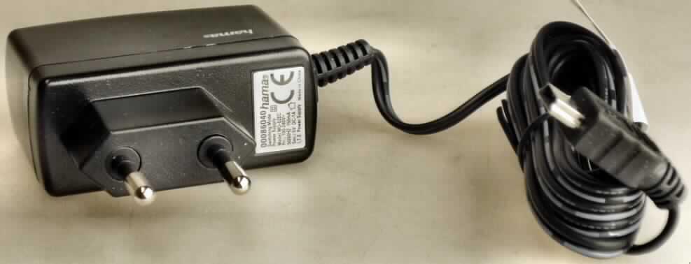 Gleichrichter, sog. Reiseladegerät, in einem Kunststoffgehäuse mit einem zweipoligen Netzstecker und einem Kabel mit USB-Stecker zum Anschluss an ein Navigationssystem; zur Umwandlung von 100-240 V Wechsel- in 5 V Gleichspannung; zur Verwendung als Akkumulatorenladegerät speziell für Navigationssysteme bestimmt.
Das Reiseladegerät ist in einem handelsüblichen bedruckten Karton verpackt.

Das Erzeugnis ist als "Elektrische Stromrichter, nicht von der mit Telekommunikationsgeräten oder automatischen Datenverarbeitungsmaschinen verwendeten Art, keine Mehrkristall-Halbleiter-Gleichrichter, keine Akkumulatorenladegeräte, Gleichrichter, nicht für zivile Luftfahrzeuge, kein elektrischer Adapter zur Verwendung beim Herstellen von Haarentfernungsgeräten" einzureihen.