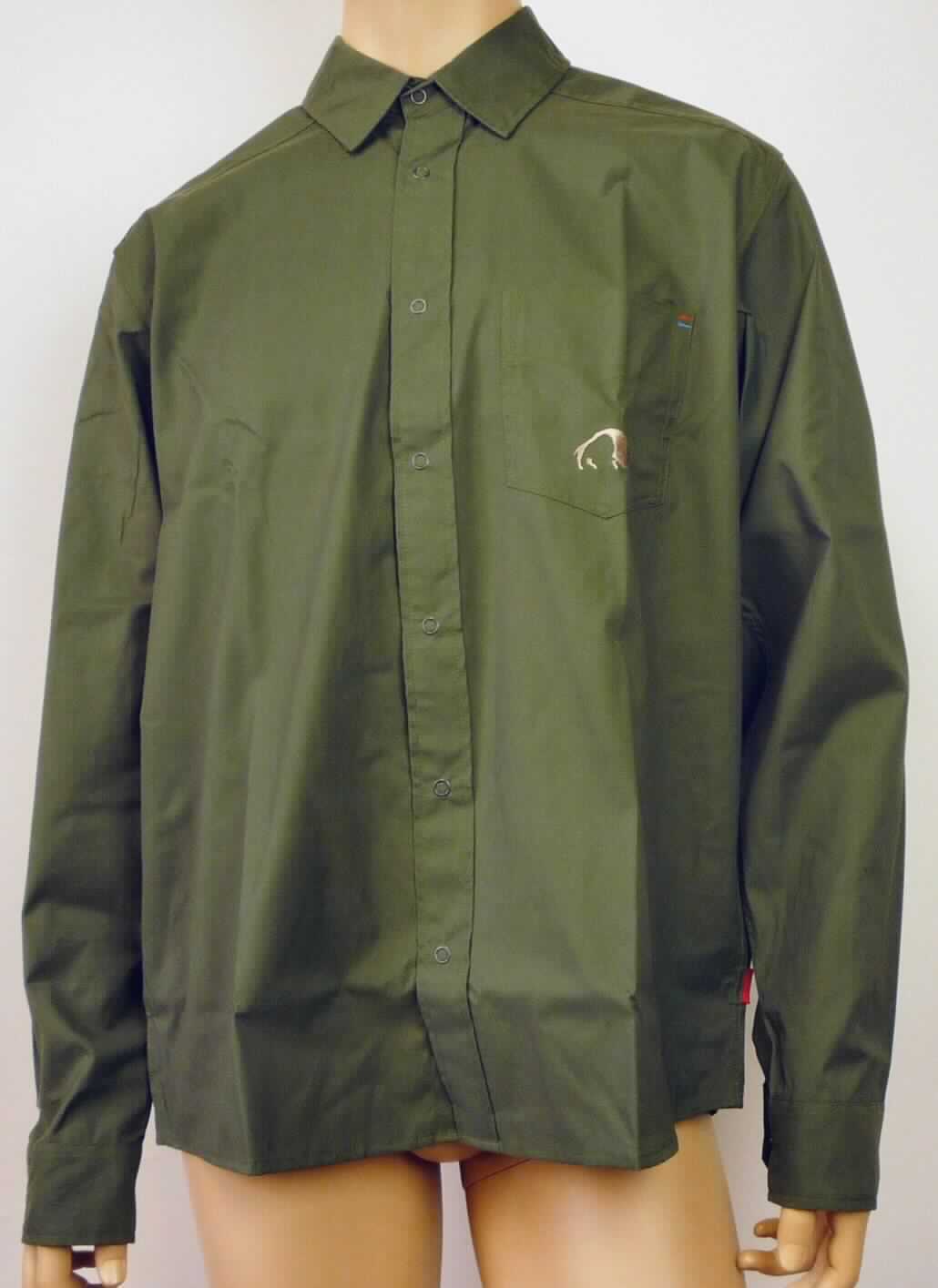 Hemd, sog. Trekkinghemd f. Männer L346 Laho M's Shirt, Größe L, Foto siehe Anlage,
- aus ca. 0,3 mm dicken, einfarbigen Geweben aus laut Antrag 50 % Polyamid (synthetische Chemiefasern)
  und 50 % Baumwolle,
- über den Schritt reichend (Rückenlänge: ca. 77 cm),
- mit einem Umlegekragen,
- vorn mit einer durchgehenden Öffnung mit Druckknopfverschluss von links über rechts (Männerkleidung),
- mit langen Ärmeln, mit manschettenartigen Abschlüssen,
- mit einer aufgesetzten Brusttasche,
- am unteren Rand abgerundet gearbeitet und durch Umschlagen und Festnähen gesäumt.

"Hemd, aus Geweben, für Männer, aus Chemiefasern"