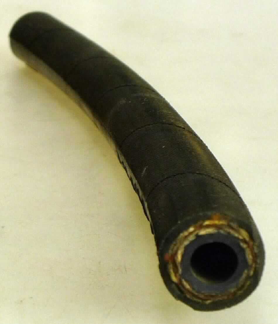 Angaben des Antragstellers:
Gummischlauch mit Textilgeflecht als Druckträger

Feststellungen an einem Warenmuster:
Schwarzer Schlauch aus Kautschuk mit einem Außendurchmesser von ca. 1,4 cm und einem Innendurchmesser von ca. 0,5 cm. Der Schlauch ist in der Mitte mit einem Spinnstoffgeflecht verstärkt.

Befund:
Schlauch aus Weichkautschuk, mit Spinnstoff verstärkt, ohne Formstücke, Verschlussstücke oder Verbindungsstücke