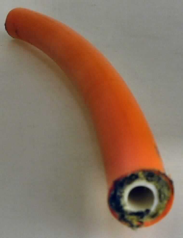 Angaben des Antragstellers:
Thermoplastikschlauch (Höchstdruckschlauch) aus Polyester mit einem Geflecht aus Aramidfasern und Polyurethanaußendecke (Betriebsdruck 700 bar bzw. 70 MPa)

Untersuchungsergebnis an einem Warenmuster:
Oranger, flexibler Schlauch (Außendurchmesser: ca. 14 mm) bestehend aus einem weißen Innenschlauch aus Polyester, mit einer Aramidfaserverstärkung und einer äußeren orangen Umhüllung.

Befund:
Biegsamer Schlauch aus Kunststoff (Innenschlauch), der einem Druck von 27,6 MPa oder mehr standhält.