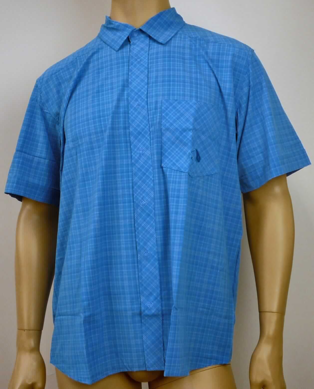 Hemd, sog. Kurzarmhemd f. Männer L 160 Marti M's SS-Shirt, Größe L, Foto siehe Anlage,
- aus ca. 0,3 mm dicken, buntgewebten Geweben aus laut Antrag 85 % Polyamid und 15 % Elasthan
  (beides synthetische Chemiefasern), 
- über die Taille reichend (Rückenlänge: ca. 75 cm),
- mit einem Umlegekragen,
- im Rücken mit einem doppellagigen Schultersattel,
- vorn mit einer durchgehenden Öffnung mit Druckknopfverschluss von links über rechts (Männerkleidung),
- mit kurzen Ärmeln,
- mit einer aufgesetzten Brusttasche,
- am unteren Rand abgerundet gearbeitet und durch Umschlagen und Festnähen gesäumt.

"Hemd, aus Geweben, für Männer, aus Chemiefasern"