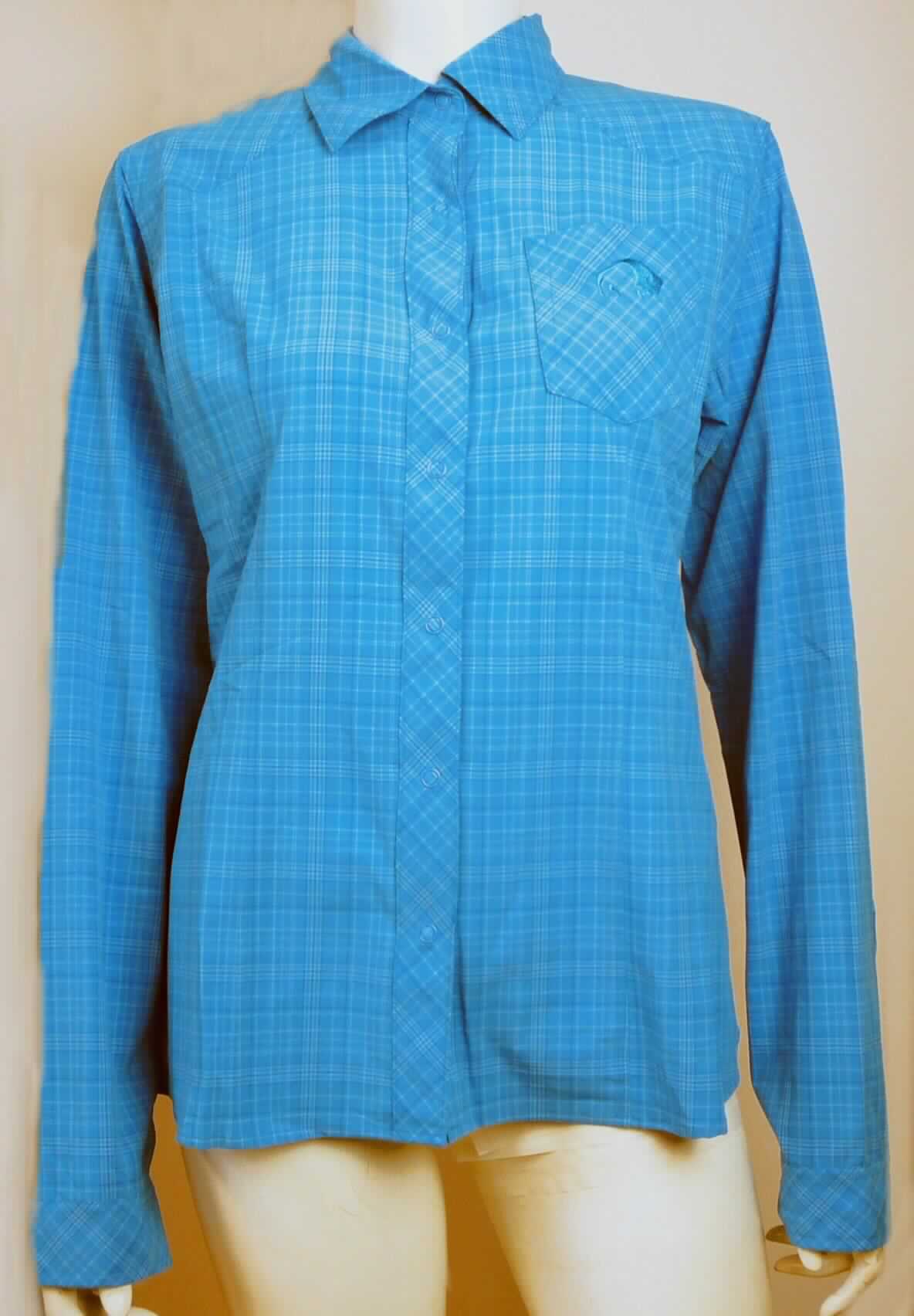 Hemdbluse, sog. Langarmbluse f. Frauen L 159 Luis W's LS-Shirt, Größe 38, Foto siehe Anlage,
- aus ca. 0,3 mm dicken, buntgewebten Geweben aus laut Antrag 85 % Polyamid und 15 % Elasthan
  (beides synthetische Chemiefasern),
- über die Taille reichend (Rückenlänge: ca. 65 cm),
- mit einem Umlegekragen,
- im Rücken mit doppellagigem Schultersattel,
- vorn mit einer durchgehenden Öffnung mit Druckknopfverschluss von rechts über links (Frauenkleidung),
- mit langen Ärmeln, mit manschettenartigen Abschlüssen,
- den Hemden für Männer entsprechend zugeschnitten,
- am unteren Rand abgerundet gearbeitet und durch Umschlagen und Festnähen gesäumt.

"Hemdbluse, aus Geweben, für Frauen, aus Chemiefasern"