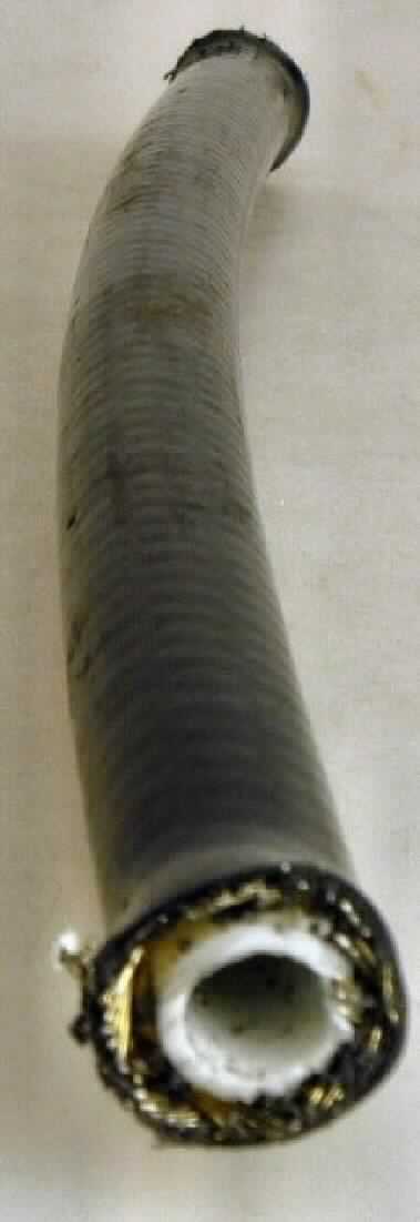 Angaben des Antragstellers:
Thermoplastikschlauch (für den Hochdruckbereich) aus Polyester mit einem Geflecht aus Stahldrähten. Der Schlauch ist mit einer Polyurethanaußendecke umgeben (Betriebsdruck z.B. 362 bar bzw. 36,2 MPa)

Untersuchungsergebnis an einem Warenmuster:
Schwarzer, flexibler Schlauch (Außendurchmesser: ca. 15 mm) bestehend aus einem weißen Innenschlauch aus Polyester, mit einer Stahldrahtverstärkung und einer äußeren schwarzen Umhüllung.

Befund:
Biegsamer Schlauch aus Kunststoff (Innenschlauch), der einem Druck von 27,6 MPa oder mehr standhält.