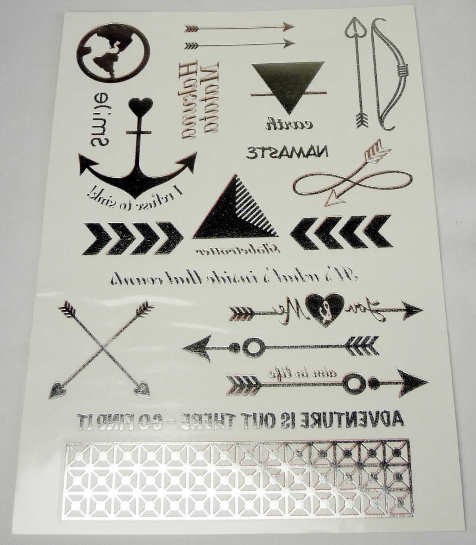 Bei dem als "Glitzertattos" bezeichneten Warenmuster handelt es sich um einen etwa 15,5 x 22,5 cm großen Zuschnitt aus Kartonpapier, der auf der Vorderseite mit einer dünnen Kunststoff- /Klebeschicht überzogen ist, die mit silberfarbenen, seitenverkehrt dargestellten Motiven (u. a. Pfeile, Anker, Sprüche, Begrüßungsformeln, Muster) bedruckt ist. Der Zuschnitt ist ganzflächig mit einer klarsichtigen, leicht abziehbaren Schutzfolie aus Kunststoff abgedeckt. Nachdem die Motive durch Zuschneiden vereinzelt und anschließend befeuchtet worden sind, können diese unter Druckausübung als Tattoos zur Verschönerung auf die Haut übertragen werden. Die Rückseite des Papierzuschnitts ist neben einer Auflistung der verwendeten Inhaltsstoffe mit einer Gebrauchsanleitung bedruckt.

Abbildung siehe Anlage. 

Derartige Waren gehören als "Abziehbilder aller Art, nicht verglasbar" zur Codenummer 4908 9000 00 0 des Zolltarifs.