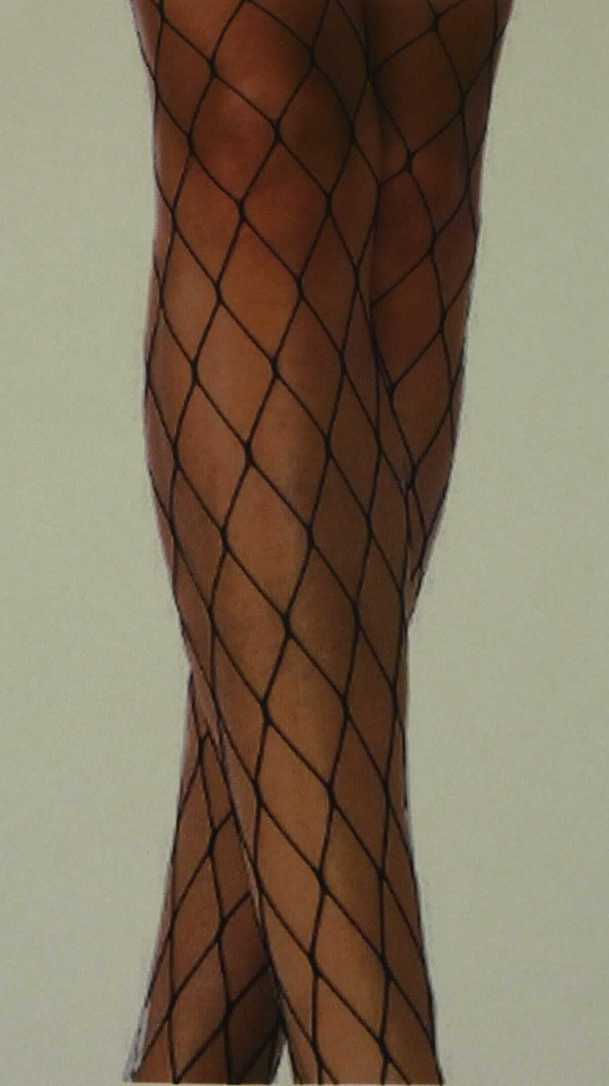 Strumpfhose, sog. Netzstrumpfhose grob schwarz, Artikel 44452, in Einheitsgröße 34-42, Foto siehe Anlage,
- in einem Polybeutel mit bedrucktem Pappeinleger verpackt,
- aus ca. 0,8 mm dicken, einfarbigen, netzartig durchbrochen gearbeiteten Gewirken aus laut Antrag 
  90 % Polyamid und 10 % Elasthan (beides synthetische Chemiefasern), 
- laut Untersuchungszeugnis mit einem Titer der einfachen Garne von ca. 105 dtex, deshalb keine Ware der 
  Unterposition 6115 2100,
- in der Taille abschließend; mit einem ca. 2 cm breiten, elastischen Bund, 
- im Strumpfbereich nahtlos gewirkt; mit Fußteil ohne ausgearbeitete Ferse,
- ohne degressive Kompression.

"Strumpfhose, aus Gewirken, andere als solche mit degressiver Kompression, aus synthetischen 
 Chemiefasern, mit einem Titer der einfachen Garne von mehr als 67 dtex"