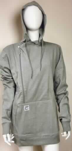 Blouson für Männer, sog. Sweatshirt Ramone (Art. RW10410501), Größe M, Foto siehe Anlage,
- aus 1,1 mm dicken, einfarbigen, einseitig (Innenseite) gerauten Gewirken aus laut Antrag 
  100% Baumwolle,
- über die Taille reichend (Rückenlänge: 75 cm); 
- mit einer angesetzten Kapuze,
- vorn auf der rechten Seite mit einer nicht durchgehenden Öffnung mit Reißverschluss und Knopfverschluss 
  von links über rechts (Männerkleidung), 
- mit langen Ärmeln, die über den unteren Rand des Kleidungsstückes hinausreichen, mit angesetzten 
  verengenden Abschlüssen,
- vorn mit einer aufgesetzten Kängurutasche unterhalb der Taille,
- am unteren Rand mit angesetzten, verengenden Bund.

"Blouson aus Gewirken, für Männer, aus Baumwolle"
