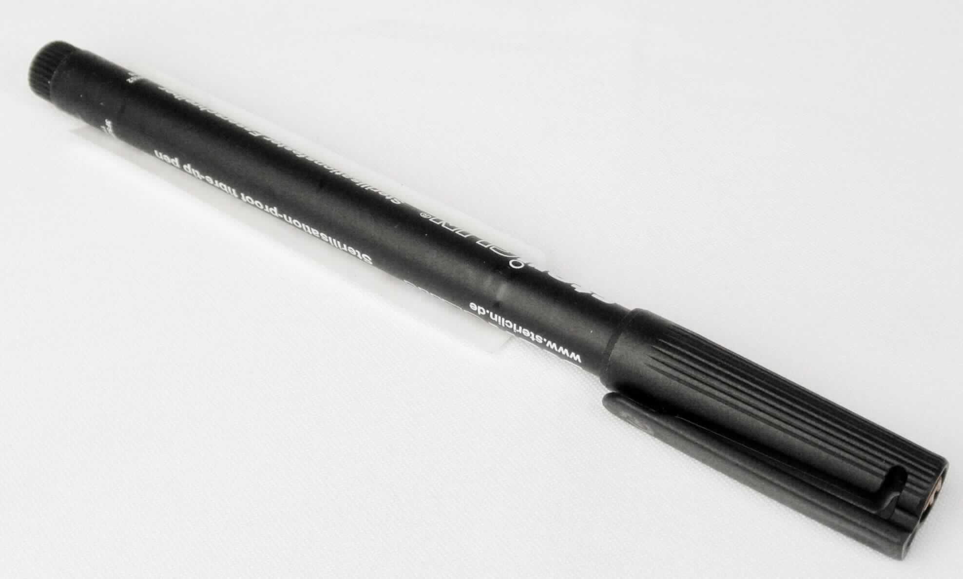 Bei dem als "Sterilisationsfesten Stift"  bezeichneten Artikel handelt es sich um einen Stift aus Kunststoff mit poröser Spitze und einer Verschlusskappe über der Spitze. Mit dem ca. 14,0 cm langen Stift soll mit schwarzer, blauer oder roter Farbe auf Einwegartikel ähnlichen Materialien geschrieben werden. Die Strichbreite ist mit ca. 0,6 mm angegeben. Zehn Stifte sind im Faltkarton verpackt.  

Der Stift wird als "Schreiber mit poröser Spitze" eingereiht.