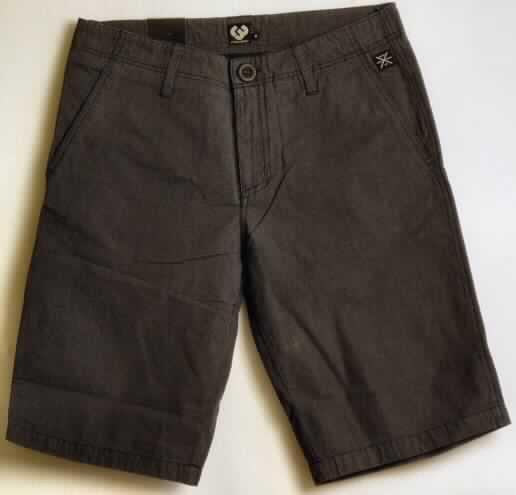 Kurze Hose für Männer, sog. Short Hiro (Art. RW10410804), Größe 32, Foto siehe Anlage,
- aus 0,5 mm dicken, buntgewebten Geweben aus laut Antrag 100% Baumwolle,
- in der Taille abschließend, mit einem angesetzten Taillenbund mit Gürtelschlaufen,
- vorn mit einer Öffnung mit Reißverschluss, mit Patte und Knopfverschluss im Taillenbund
  von links über rechts (Männerkleidung),
- vorn mit zwei schräg eingesetzten, offenen Eingriffstaschen,
- mit zwei gerade eingesetzten Gesäßtaschen mit Patte mit Druckknopfverschluss,
- mit einer eingesetzten, offenen Tasche am rechten Bein,
- mit kurzen Hosenbeinen, die nicht die Knie bedecken (Seitenlänge: 56 cm),
- an den Beinabschlüssen durch Umschlagen und Festnähen gesäumt.

 "Kurze Hose, aus Geweben, für Männer, aus Baumwolle"