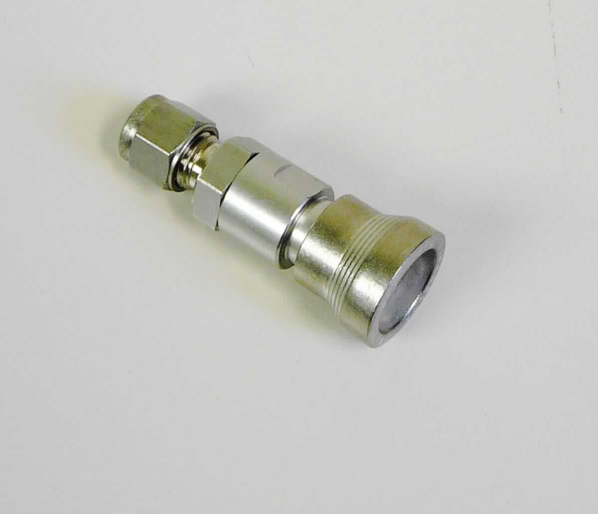 Bei der als Schnellkupplung bezeichneten Ware der Serien QC, QF, QM und QTM handelt es sich um ein zweiteiliges Erzeugnis, bestehend aus Körper und Stecker aus Edelstahl. Abmessungen und Anschlussgrößen variieren. Sowohl Körper als auch Stecker enthalten ein Rückschlagventil und sind damit absperrend. 

Die Schnellkupplungen haben einen Außendurchmesser von weniger als 37 mm und einen Öffnungsdruck von weniger als 8 bar. Sie werden innerhalb der oben angeführten Serien mit einem "D" verschlüsselt.

Das Erzeugnis wird als "Armatur für Rohr- oder Schlauchleitungen, Rückschlagventil aus Stahl, nicht für bestimmte Luftfahrzeuge, mit einem Öffnungsdruck von weniger als 800 kPa und einem Außendurchmesser von weniger als 37 mm" eingereiht.