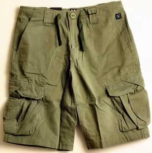 Kurze Hose für Männer, sog. Short Yeto A (Art. RW10410811), Größe 32, Foto siehe Anlage,
- aus 0,6 mm dicken, einfarbigen Geweben aus laut Antrag 100% Baumwolle,
- in der Taille abschließend, mit einem 4 cm breiten Taillenbund mit Gürtelschlaufen,
- vorn mit einer Öffnung mit Reißverschluss, mit Patte und Knopfverschluss im Taillenbund
  von links über rechts (Männerkleidung),
- vorn mit zwei schräg eingesetzten, offenen Eingriffstaschen,
- mit zwei großen, gerade aufgesetzten Gesäßtaschen mit Patte mit Druckknopfverschluss,
- mit jeweis einer großen, aufgesetzten Beintasche mit Patte mit Knopfverschluss,
- mit kurzen Hosenbeinen, die nicht die Knie bedecken (Seitenlänge: 59 cm),
- an den Beinabschlüssen gesäumt.

 "Kurze Hose, aus Geweben, für Männer, aus Baumwolle"