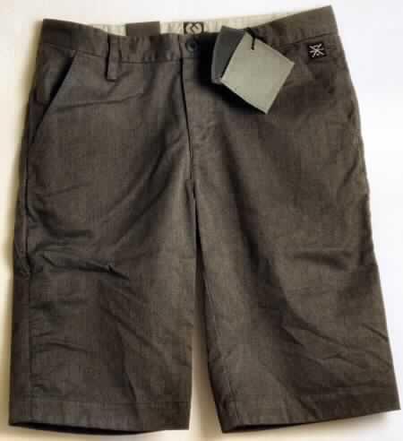 Kurze Hose, sog. Short - Vato A (Art. RW10410801), Größe 32, Foto siehe Anlage,
- aus 0,6 mm dicken, einfarbigen Geweben aus laut Antrag 64% Polyester,  2% Elastan 
  (beides synthetische Chemiefasern) und 34% Baumwolle,
- in der Taille abschließend, mit einem angesetzten, 3,5 cm breiten Taillenbund mit Gürtelschlaufen,
- vorn mit einer Öffnung mit Reißverschluss, mit Patte und Knopfverschluss im Taillenbund
  von links über rechts (Männerkleidung),
- vorn mit zwei schräg eingesetzten, offenen Eingriffstaschen,
- mit zwei schräg eingesetzten Gesäßtaschen mit Patte mit Knopfverschluss,
- mit kurzen Hosenbeinen, die nicht die Knie bedecken (Seitenlänge: 46 cm),
- an den Beinabschlüssen durch Umschlagen und Festnähen gesäumt.

 "Kurze Hose, aus Geweben, für Männer, aus synthetischen Chemiefasern"
