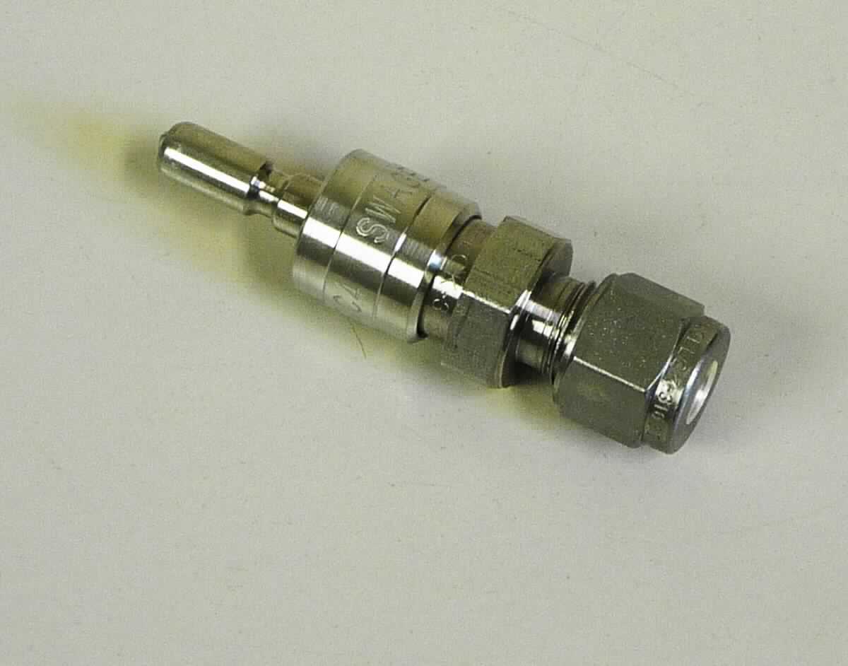 Bei der als Schnellkupplung bezeichneten Ware der Serien QC, QF, QM und QTM handelt es sich um ein zweiteiliges Erzeugnis, bestehend aus Körper und Stecker aus Edelstahl. Abmessungen und Anschlussgrößen variieren. Der Körper enthält ein Rückschlagventil und ist damit absperrend, während der Stecker kein Ventil enthält und somit einen freien Durchfluss gewährt. 

Die Schnellkupplungen haben einen Außendurchmesser von weniger als 37 mm und einen Öffnungsdruck von weniger als 8 bar. Sie werden innerhalb der oben angeführten Serien mit einem "S" verschlüsselt.

Das Erzeugnis wird als "Armatur für Rohr- oder Schlauchleitungen, Rückschlagventil aus Stahl, nicht für bestimmte Luftfahrzeuge, mit einem Öffnungsdruck von weniger als 800 kPa und einem Außendurchmesser von weniger als 37 mm" eingereiht.