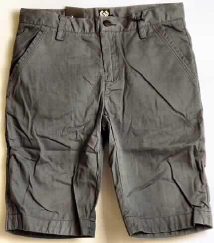 Kurze Hose, sog. Short Chief (Art.RW10410808), Größe 32, Foto siehe Anlage,
- aus 0,6 mm dicken, einfarbigen Geweben aus laut Antrag 100% Baumwolle,
- in der Taille abschließend, mit einem angesetzten, 4 cm breiten Taillenbund mit Gürtelschlaufen,
- vorn mit einer Öffnung mit Reißverschluss, mit Patte und Knopfverschluss im Taillenbund
  von links über rechts (Männerkleidung),
- vorn mit zwei schräg eingesetzten, offenen Eingriffstaschen,
- mit zwei eingesetzten Gesäßtaschen, eine Tasche mit Knopfverschluss,
- mit kurzen Hosenbeinen, die nicht die Knie bedecken (Seitenlänge: 58 cm),
- an den Beinabschlüssen durch Umschlagen und Festnähen gesäumt.

 "Kurze Hose, aus Geweben, für Männer, aus Baumwolle"