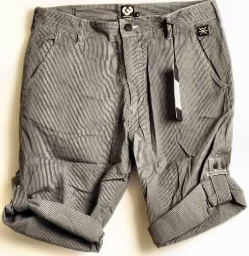 Kurze Hose, sog. Short Maki B (Art. RW10410807), Größe 32, Foto siehe Anlage,
- aus 0,6 mm dicken, buntgewebten Geweben aus laut Antrag 100% Baumwolle,
- in der Taille abschließend, mit einem angesetzten, 4 cm breiten Taillenbund mit Gürtelschlaufen,
- vorn mit einer Öffnung mit Reißverschluss, mit Patte und Knopfverschluss im Taillenbund
  von links über rechts (Männerkleidung),
- vorn mit zwei schräg eingesetzten, offenen Eingriffstaschen,
- mit zwei eingesetzten Gesäßtaschen, eine davon mit Knopfverschluss,
- mit kurzen Hosenbeinen, die die Knie nicht vollständig bedecken (Seitenlänge: 60 cm),
- mit Fixierpatte, mit Knopfverschluss zum Hochkrempeln der Hosenbeine
- an den Beinabschlüssen durch Umschlagen und Festnähen gesäumt.

 "Kurze Hose, aus Geweben, für Männer, aus Baumwolle"