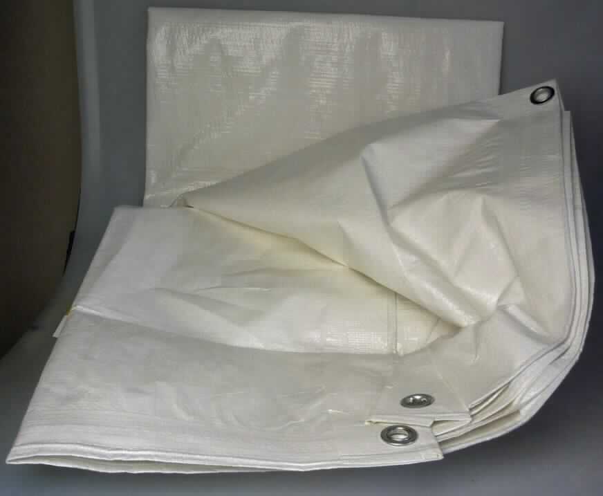 Plane, sog. Abdeckplane aus Polypropylen-Gewebe, Foto siehe Anlage,
- in einem Polybeutel mit Papiereinleger verpackt,
- flach; rechteckig, laut Antrag mit den Abmessungen von 2 m x 3 m,
- aus einem ca. 0,3 mm dicken, einfarbigen Gewebe aus Streifen aus synthetischer Spinnmasse (laut Antrag:
  Polypropylen); mit einer Streifenbreite von augenscheinlich weniger als 5 mm; das Gewebe soll laut Antrag 
  beidseitig mit Polyethylen überzogen sein, ein Überziehen mit Kunststoff ist mit bloßem Auge jedoch nicht 
  wahrnehmbar (somit keine Ware des Kapitels 39),
- an den Rändern umgeschlagen, augenscheinlich zusammengeklebt und mit einem eingearbeiteten "Band"
  verstärkt; mit Ösen aus unedlem Metall ausgestattet,
- durch Zusammenfügen konfektioniert,
- dazu bestimmt, verschiedene Waren gegen Wind, Wetter, Schmutz und Nässe zu schützen,
- stellt sich als konfektionierte Ware aus Streifengeweben dar, u. a. somit keine Ware der Position 5907.

"Plane aus Spinnstoffen, andere als in der Unterposition 6306 12 genannte"
