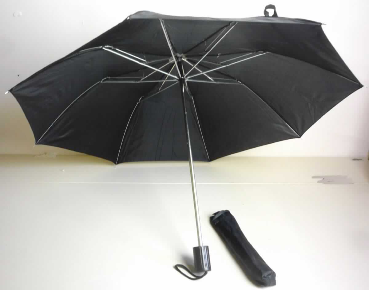 Regenschirm, sog. Teleskop-Taschenschirm, Art.-Nr. 45188, Abbildung siehe Anlage, 
- mit einem Teleskopauszug,  
- mit einer Länge (zusammengeklappt) von ca. 32 cm und einem Durchmesser von ca. 5 cm, 
- mit einem Durchmesser (aufgespannt) von ca. 85 cm, 
- mit einem Bezug aus Spinnstoffgeweben, 
- mit einem Gestell aus unedlem Metall, 
- mit einem Griffstück aus Kunststoff, 
- mit einer Trageschlaufe, 
- zum wirksamen Schutz gegen den Regen, 
- mit einer übergezogenen Schutzhülle, 
- verpackt in einer handelsüblichen Verkaufsumschließung.

"Regenschirm, mit Teleskopauszug"