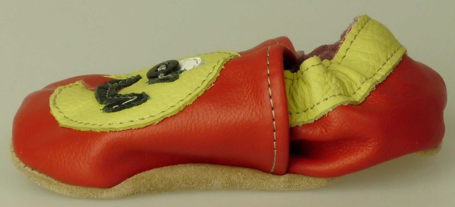 Babyschuhe (lt. Antrag: "Krabbelschuh", Foto siehe Anlage)
- mit Laufsohlen aus Leder; ohne Hauptsohle aus Holz,
- mit Oberteil (geschlossenes Blatt) aus Leder,
- auf das Oberteil ist an der Einschlupföffnung ein Stück aus Leder als Verstärkungsteil aufgesetzt,
- im Vorderfußbereich mit Zierbesatz aus Leder,
- ohne Metallschutz in der Vorderkappe,
- den Knöchel, jedoch nicht die Wade bedeckend,
- mit einer Länge der Innensohle von weniger als 24 cm

"Schuhe mit Laufsohlen und Oberteil aus Leder, andere als in den UPos. 6403 1200 bis 6403 5105 genannt, 
 den Knöchel, jedoch nicht die Wade bedeckend, mit einer Länge der Innensohle von weniger als 24 cm"