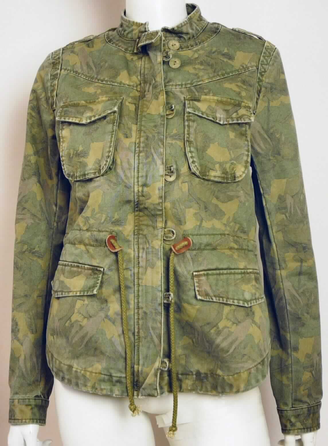 Jacke, sog. Damenjacke, Art.-Nr. 441 0058 80005, Größe S, Foto siehe Anlage,
- aus ca. 1,6 mm dicken, festen Geweben aus laut Antrag 100 % Baumwolle; bedruckt (nicht nach dem 
  Batikverfahren handbedruckt), 
- über die Taille reichend (Rückenlänge: ca. 63 cm)
- mit einem Stehkragen,
- im Schulterbereich mit Knopfriegeln (sog. Schulterklappen),
- vorn mit einer durchgehenden Öffnung mit Reißverschluss, verdeckt von einer Patte und einem Riegel (unterhalb 
  des Kragenansatzes) mit Knopfverschluss von rechts über links (Frauenkleidung), 
- in vier Bahnen gearbeitet; vorn und hinten mit einem Schultersattel,
- mit langen Ärmeln, mit maschettenartigen Abschlüssen mit Knopfverschluss,
- vorn mit zwei aufgesetzten Brusttaschen und zwei eingesetzten Taschen unterhalb der Taille, alle Taschen 
  sind mit einer Patte mit Druckknopf ausgestattet,
- in der Taille mit einem Kordelzug zu verengen,
- am unteren, abgerundeten Rand durch Umschlagen und Festnähen gesäumt,
- keine Arbeits- und Berufskleidung.

"Jacke für Frauen, aus Baumwolle, keine Arbeits- und Berufskleidung, nicht nach dem Batik-Verfahren handbedruckt"