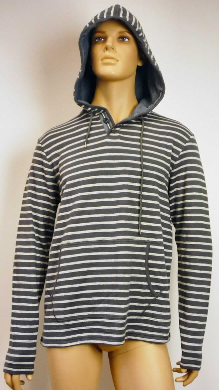 Pulloverähnliches Kleidungsstück, sog. Herrenpullover, Art.-Nr. 421 3002 54200, Größe L, Foto siehe Anlage,
- aus 1,1 mm dicken (nicht leichten), einfarbigen Gewirken aus laut Antrag 100 % Baumwolle,
- über die Taille reichend (Rückenlänge: 73 cm),
- mit rundem Halsausschnitt mit angesetzter, gefütterter Kapuze mit Kordelzug,
- vorn mit einer kurzen Öffnung des Halsausschnittes (u. a. deshalb keine Ware der Position 6109), 
  mit Knopfverschluss von links über rechts (Männerkleidung),
- mit langen Ärmeln,
- mit einer aufgesetzten Kängurutasche unterhalb der Taille (u. a. deshalb kein Hemd der Position 6105),
- mit gerippt gewirkter Randeinfassung an den Rändern der Öffnung, der Taschen und am Kapuzenrand,
- am unteren Rand und an den Ärmelenden durch Umschlagen und Festnähen gesäumt,
- wird im Allgemeinen nicht über jeder anderen Kleidung und zum Schutz gegen das Wetter getragen, somit keine 
  Kleidung der Position 6101.

"Pulloverähnliches Kleidungsstück, aus Gewirken, aus Baumwolle, kein Unterziehpulli, für Männer"