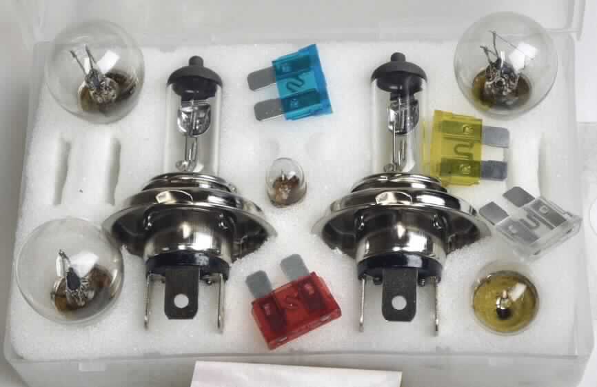 Kfz-Ersatzlampen-Set
- aus fünf Kfz-Glühlampen ( 2 x Stop-/Rücklicht 21/5, BAY15D, 1 x Blinklampe 21 W BA15S,
  1 x Kugellampe 5 W,  BA15, 1 x Standlichtlampe 4 W, BA9S, zwei
  Wolfram-Halogen-Glühlampen (H7) und 4 KFZ-Flachsicherungen,
- für eine Spannung von 12 V,
- zur Verwendung in Kraftfahrzeugen bestimmt,
- gemeinsam verpackt in einem spezifisch geformten, für den dauernden Gebrauch
  geeigneten Kunststoffgehäuse.
(Abbildung siehe Anlage)

Die Glühlampen bestimmen den Charakter des Ganzen.

"Elektrische Glühlampen, keine Wolfram-Halogen-Glühlampen, für eine Spannung von 
 weniger als 100 V, von der für Krafträder oder andere Kraftfahrzeuge verwendeten Art, 
 (Warenzusammenstellung aus Kfz-Glühlampen -charakterbestimmend-, Wolfram-Halogen- 
 Glühlampen und Sicherungen); sog. Kfz-Ersatzlampen-Set"