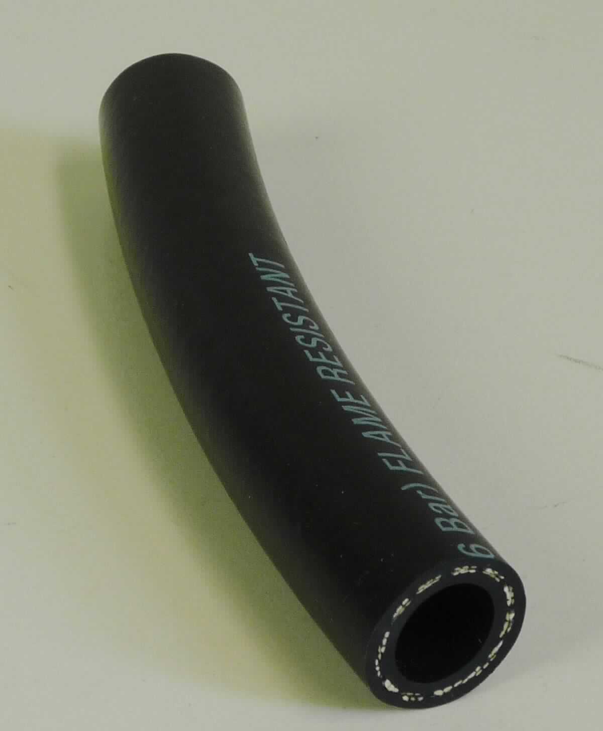 Angaben des Antragstellers:
Gummischläuche der Serie PB ohne Anschlüsse zur Weiterverarbeitung (Konfektionierung mit Endanschlüssen).
Rollenware in Längen zu 250 ft.; Außendurchmesser: 1/4'', 3/8'', 1/2'', 3/4'' und 1''
Farben: blau, rot, grün, schwarz, gelb und grau
Material: versatzfreier Innenschlauch aus BUNA N, Synthetikverstärkung mit BUNA N Ummantelung.

Untersuchungsergebnisse an einem Warenmuster:
Abschnitt eines Schlauches (Außendurchmesser: ca. 19 mm; Innendurchmesser: ca. 12 mm) aus einem schwarzen, elastischen Material mit einer grauen Gewebeeinlage.

Befund:
Es handelt sich um mit Spinnstoffen verstärkte Schläuche aus Weichkautschuk im Sinne der Unterposition 4009 3100 (KN).