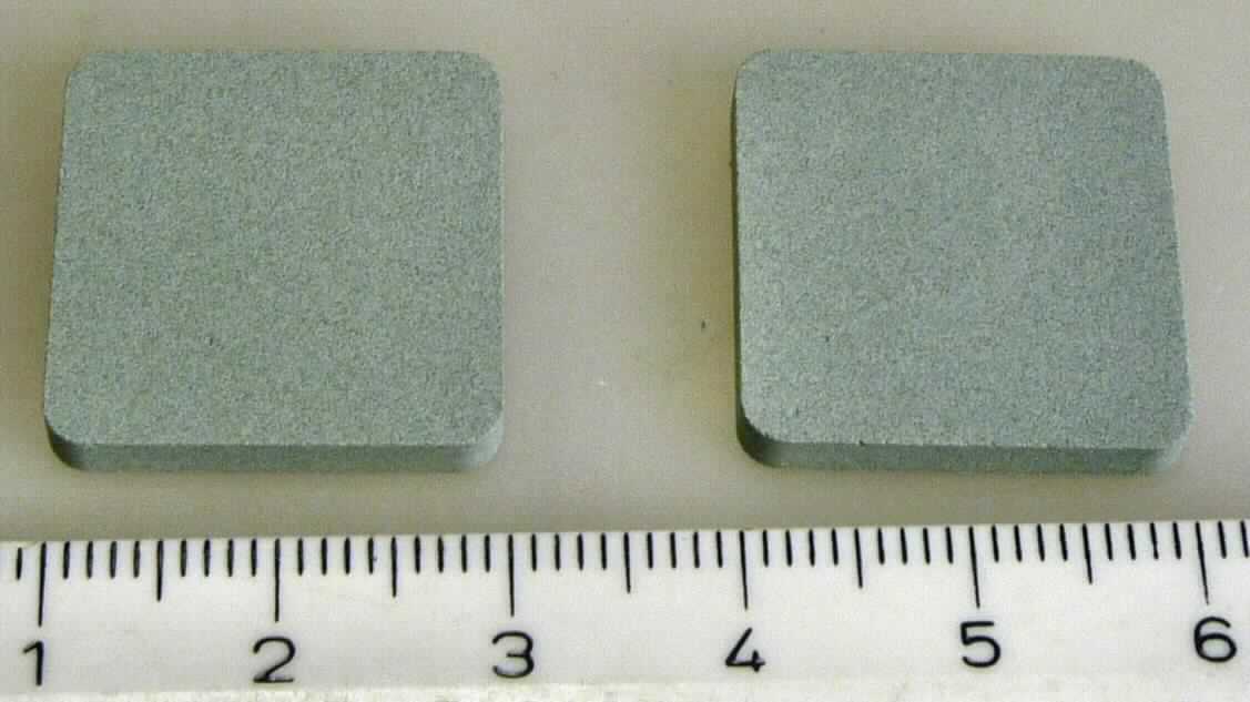 Keramische Ware zu technischen Zwecken, keramischer Kühlkörper, sog. Porous Ceramic 
Heat Sink, Art. CECD-3.0-020020, Abbildung siehe Anlage, 
- in Form eines grauen, rechteckigen Plättchens mit abgerundeten Ecken, 
- mit den Abmessungen von ca. 20 (L) x 20 (B) x 3 (D) mm, 
- nach vorheriger Formgebung keramisch gebrannt, 
- aus Siliciumcarbid, Siliciumoxid und Aluminiumoxid (weniger als 15 GHT), 
- mit einer Mohsschen Härte von weniger als 9, 
- zur Verwendung zu technischen Zwecken, z. B. zum Einbau in Computerprozessoren 
  als Kühlkörper.

"Keramische Ware zu technischen Zwecken, nicht aus Porzellan, mit einer Mohsschen Härte 
 von weniger als 9, andere als in den TARIC-Codes 6909 1900 20 bis 6909 1900 80 genannte"