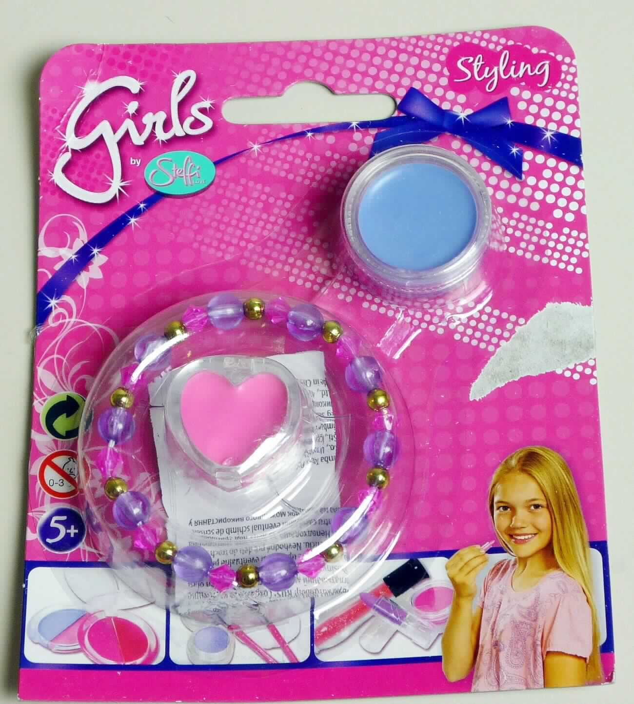 Erzeugnis zum Schmincken; Stylingset für Mädchen

Bei der Ware handelt es sich um eine für den Einzelverkauf aufgemachte Warenzusammenstellung in einer Umverpackung aus Pappe und durchsichtigem Kunststoff mit folgendem Inhalt:

1) Ein hellblauer Lipgloss in einer runden Kunstoffumverpackung mit aufschraubbarem Deckel
2) Ein pinkfarbener Lipgloss in einer herzförmigen Kunststoffumverpackung mit aufklappbarem Deckel, die auch als Fingerrring getragen werden kann
3) Ein Armband aus lila-, pink- und goldfarbenen Perlen

Es liegt eine Warenzusammenstellung für den gemeinsamen Bedarf des Schminkens vor. Der Charakter der Warenzusammenstellung wird durch die Lipglosse (Schminkmittel für die Lippen) bestimmt. Die Ware ist als Erzeugnis zum Schminken  in die Position 3304 der Kombinierten Nomenklatur einzureihen.