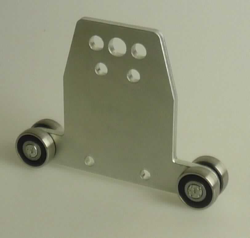 Es handelt sich um ein sog. "Rollenschwert", bestehend aus einem ca. 95 x 128 mm großen, nahezu rechteckigen Stahlblech, an dem zwei hintereinander angeordnete, kugelgelagerte Doppellaufrollen angebracht sind. Das Blech weist spezifische Bohrungen auf.
Das Erzeugnis dient als Bauteil für sog. Rungen im Ladungssicherungssystem von LKW/Sattelaufliegern und ist in einem Polybeutel verpackt.
-Antragstellerangaben-

Abbildung siehe Anlage.

Derartige Erzeugnisse gehören als "Beschläge aus unedlen Metallen für Karosserien (Kraftfahrzeuge), keine Scharniere oder Laufrädchen/-rollen" zur Codenummer 8302 3000 00 0 des Zolltarifs.