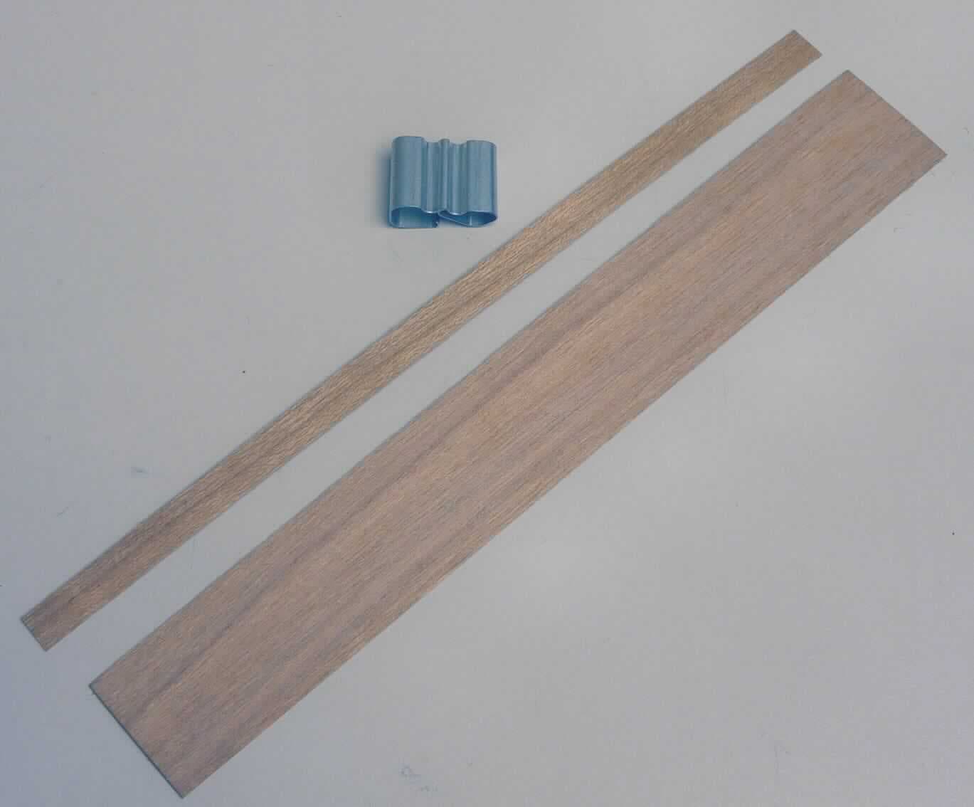 "Holzdochte"
- aus in Längsrichtung gesägten, dünnen und biegsamen Streifen (Abmessungen ca. 15 x 2 cm und 15 x 0,5 cm) 
  aus Laubholz, zusammengesetzt mit einer Halterung aus unedlem Metall (Abmessungen ca. 1,5 x 0,5 cm)
  gemeinsam in einem Folienbeutel verpackt,
- zur Verwendung in Kerzen (nicht Gegenstand der VZTA) als Dochte.
(Abbildung siehe Anlage)

Das Holz bestimmt den Charakter des Ganzen.

"Holzstreifen, nicht aus Nadelholz (zusammengesetzte Ware aus Holz -Charakter bestimmend- und unedlem Metall); sog. Holzdochte"