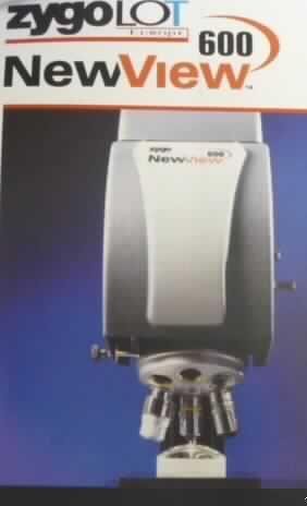 Interferometer NewView 600p, im Wesentlichen bestehend aus einem 702 mm x 300 mm x 420 mm (H x B x T) großen Untersuchungsgerät mit integrierter Quelle für optische Strahlen, einem Revolver mit verschiedenen Objektiven, einem Probentisch und verschiedenen Anschlussmöglichkeiten für z.B. Monitor oder PC.
Mit dem Gerät können polierte Oberflächen hinsichtlich Ihrer Struktur mit Hilfe einer so genannten kontaktlosen, dreidimensionalen, phasenverschiebenden Interferometrie in Laboratorien untersucht werden.
Gerät für physikalische oder chemische Untersuchungen, nicht von den UPos (HS) 9027 10 bis 9027 30 erfasst, optische Strahlen verwendend.
Äußere Form: siehe Abbildung