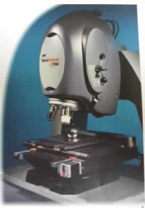 Interferometer NewView 7200, im Wesentlichen bestehend aus einem 81 mm x 58 mm x 41 mm (H x B x T) großen Untersuchungsgerät mit integrierter Quelle für optische Strahlen, einem Revolver mit verschiedenen Objektiven, einer Kamera, einem Probentisch und verschiedenen Anschlussmöglichkeiten für z.B. Monitor oder PC.
Mit dem Gerät können Bauteile hinsichtlich Ihrer dreidimensionalen Struktur mit Hilfe einer so genannten kontaktlosen, dreidimensionalen, phasenverschiebenden Scanninginterferometrie in Laboratorien untersucht werden.
Gerät für physikalische oder chemische Untersuchungen, nicht von den UPos (HS) 9027 10 bis 9027 30 erfasst, optische Strahlen verwendend.
Äußere Form: siehe Abbildung