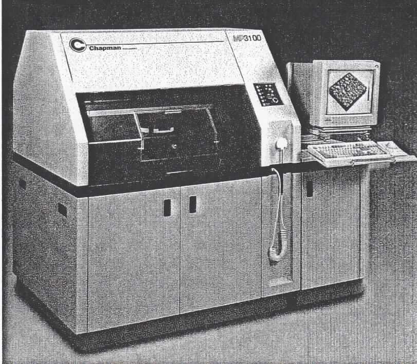 Waferprüfsystem, so genannter Chapman MP 3100 System, im Wesentlichen bestehend aus Messkopf (Laser und Spiegel enthaltend), Wafertransport- / -positioniersystem sowie einem PC mit Monitor und Tastatur (äußere Form: siehe Abbildung in der Anlage). Das System und der Computer sind über Kabel miteinander verbunden und bilden somit eine funktionelle Einheit. Das System wird für die Messung und Prüfung des Oberflächenprofils und der Oberflächenrauigkeit von Halbleiterscheiben verwendet.
Die Ware wird als "optisches Gerät zum Messen oder Prüfen von Halbleiterscheiben (wafers), in Kapitel 90 anderweit weder genannt noch inbegriffen" eingereiht.