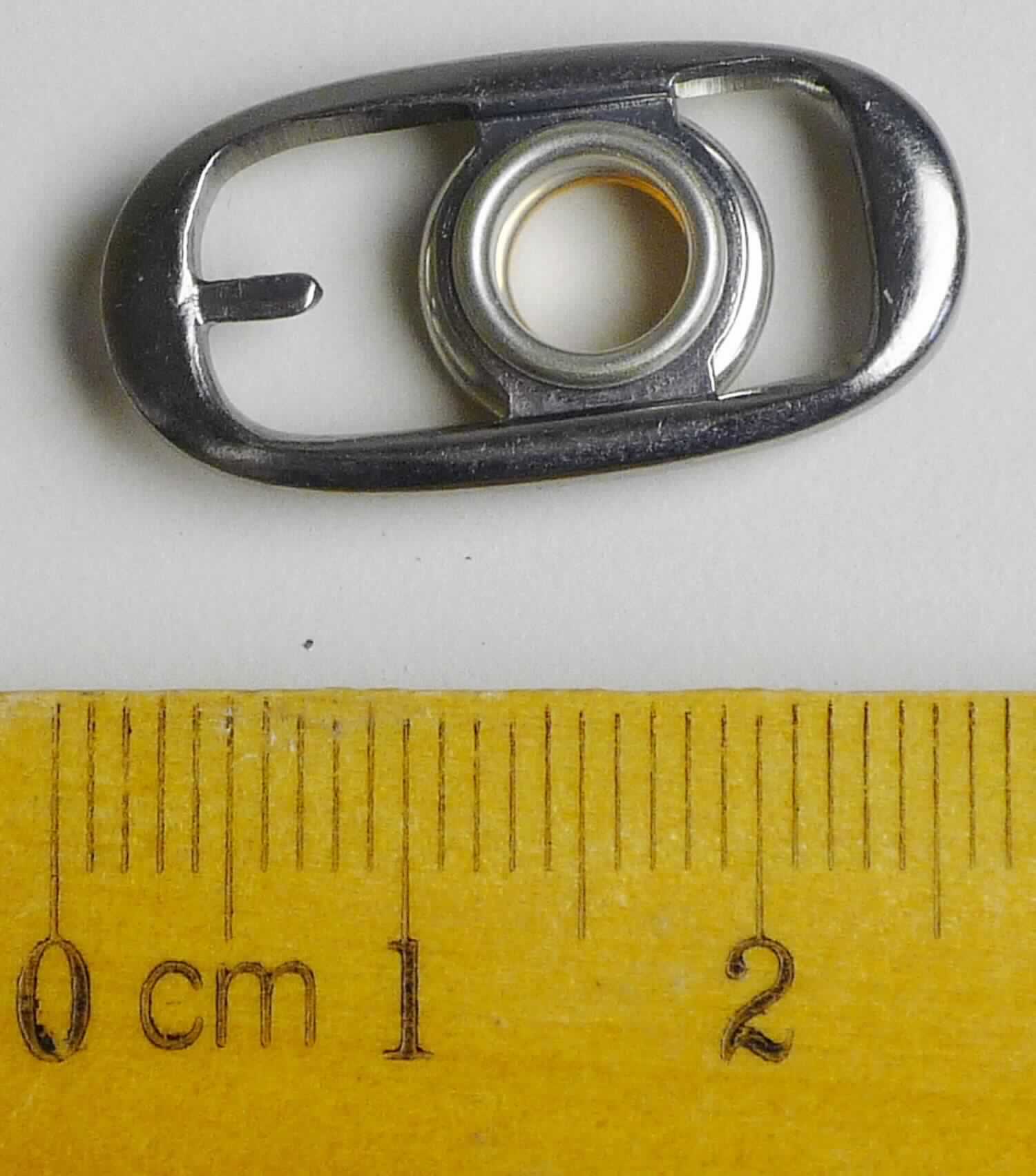 Bei der aus gewalztem Stahl bestehenden Schnalle mit abgerundeten Ecken (Breite ca. 13 mm und Länge ca. 25 mm) handelt es sich um ein erkennbares Teil eines Druckknopfs, der als Schuhverschluss eingesetzt wird.

Die Ware wird als erkennbares Teil eines Druckknopfs eingereiht.