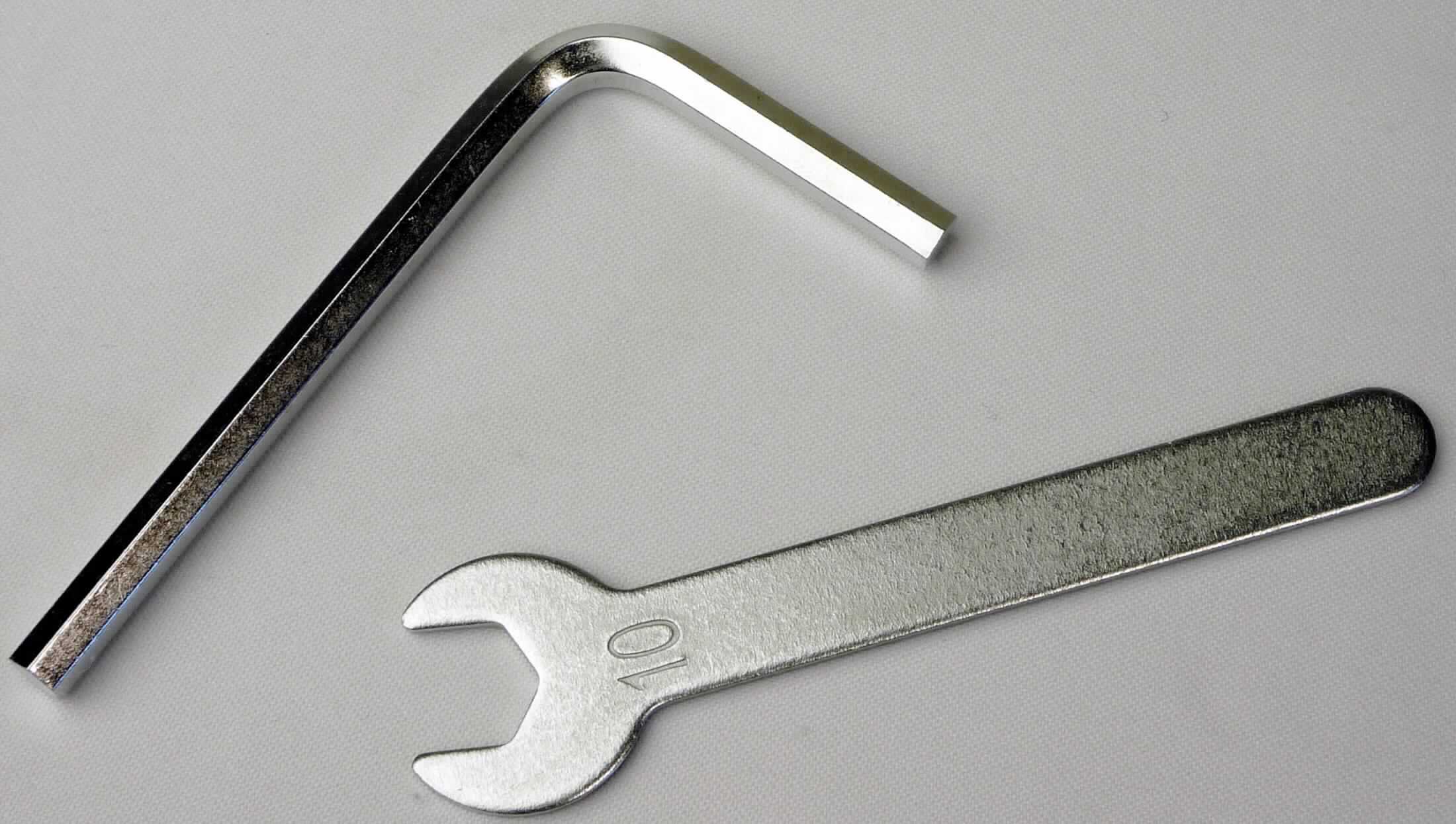 "Montagewerkzeug";

- zweiteiliges Set, bestehend aus einem Schraubenschlüssel (Maulschlüssel; Größe 10 mm) 
  und einem Winkelschraubendreher (Innensechskantschlüssel; Größe 5mm)

- beide vollständig aus Stahl

- dienen zum Lösen und Festziehen von Schrauben und Muttern bei der Montage von Dreirädern

- gemeinsam in einer Kunststofftüte verpackt

Abbildung siehe Anlage.

Derartige Erzeugnisse gehören als "von Hand zu betätigende Schrauben- und Spannschlüssel, mit nicht verstellbarer Spannweite, mit arbeitendem Teil aus unedlem Metall" zum TARIC-Code 8204 1100 00.